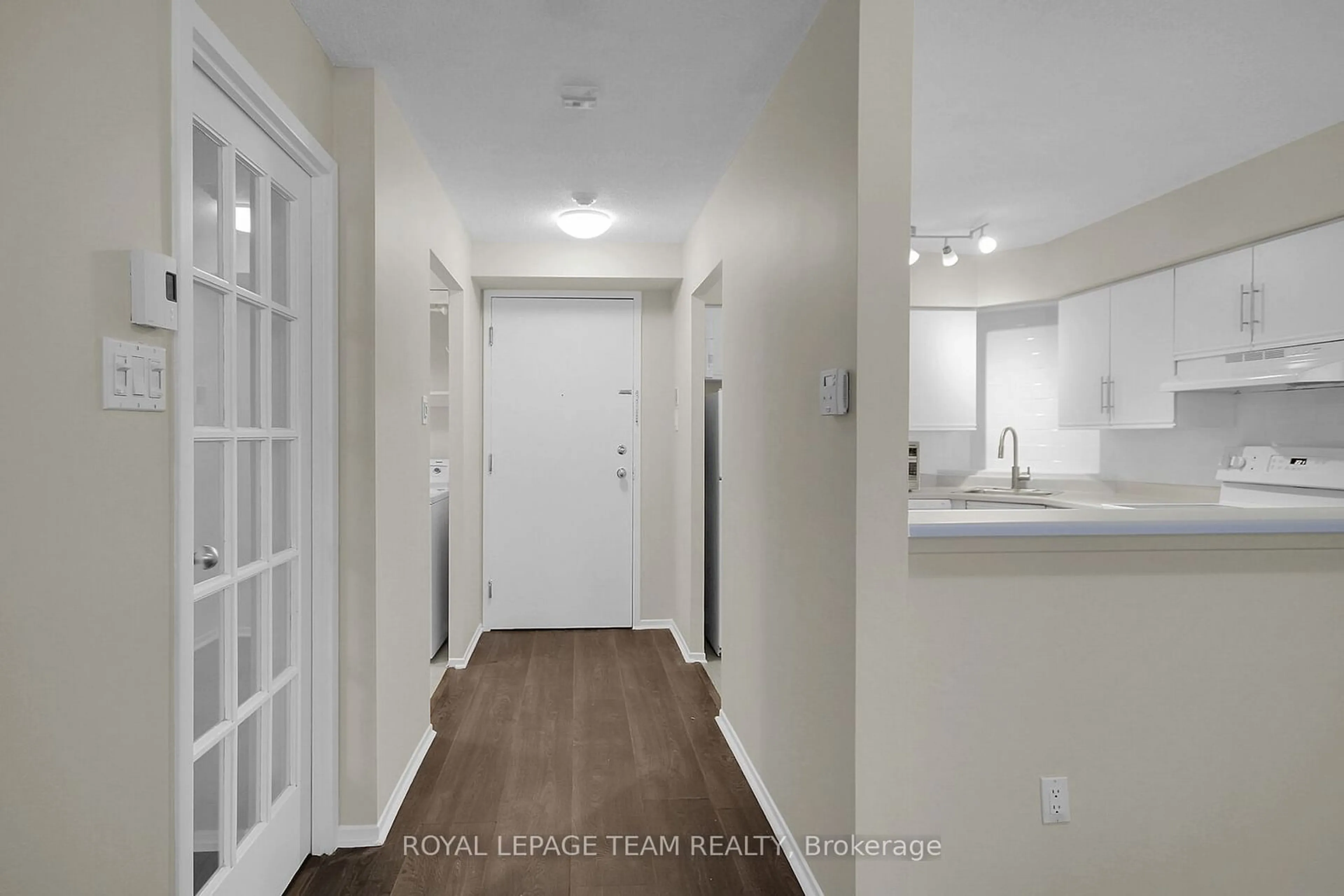 Indoor entryway for 1025 Grenon Ave #404, Britannia Heights - Queensway Terrace N and Area Ontario K2B 8S5