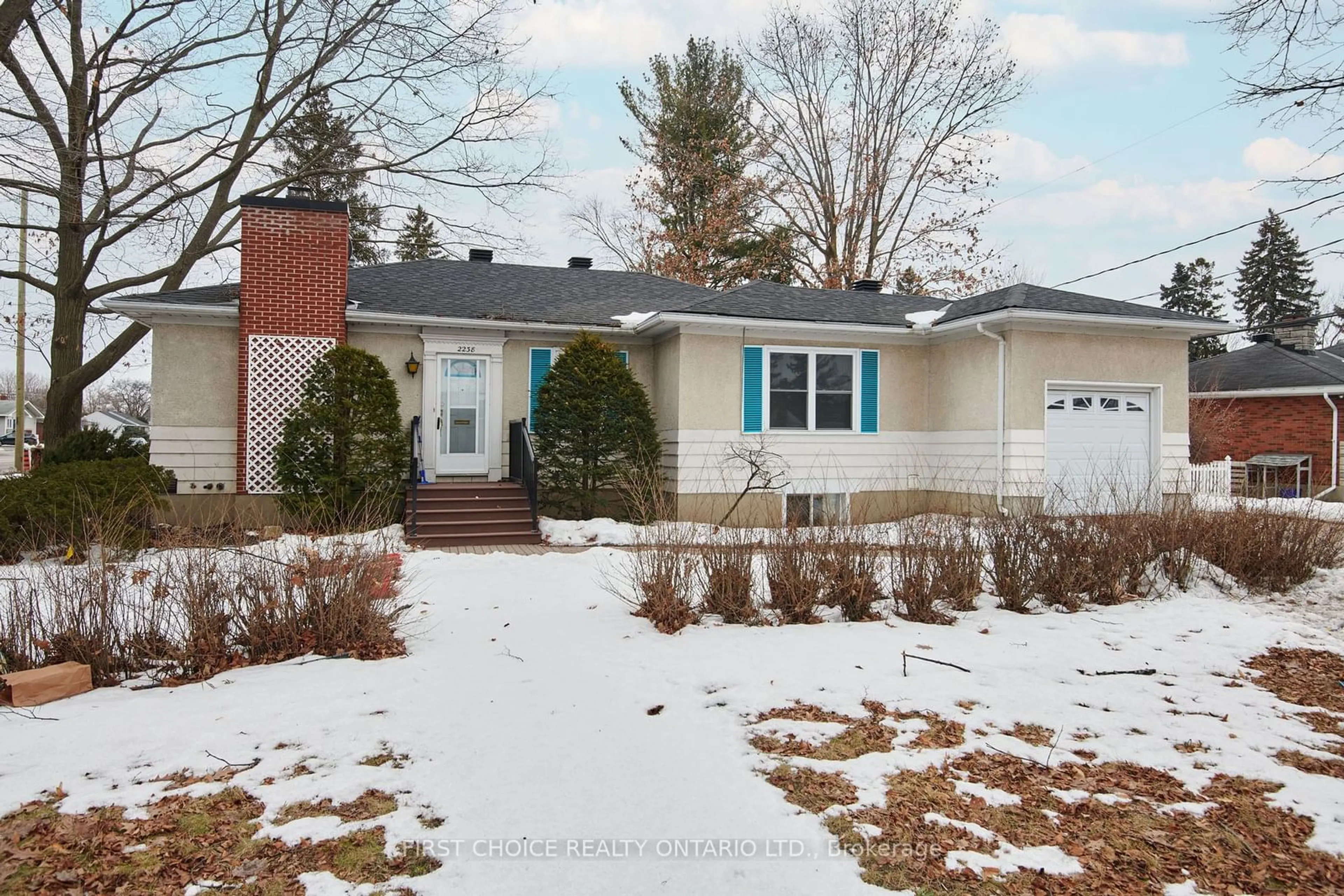 Home with vinyl exterior material, street for 2238 MIRAMICHI St, Parkway Park - Queensway Terrace S and Area Ontario K2C 0Y9