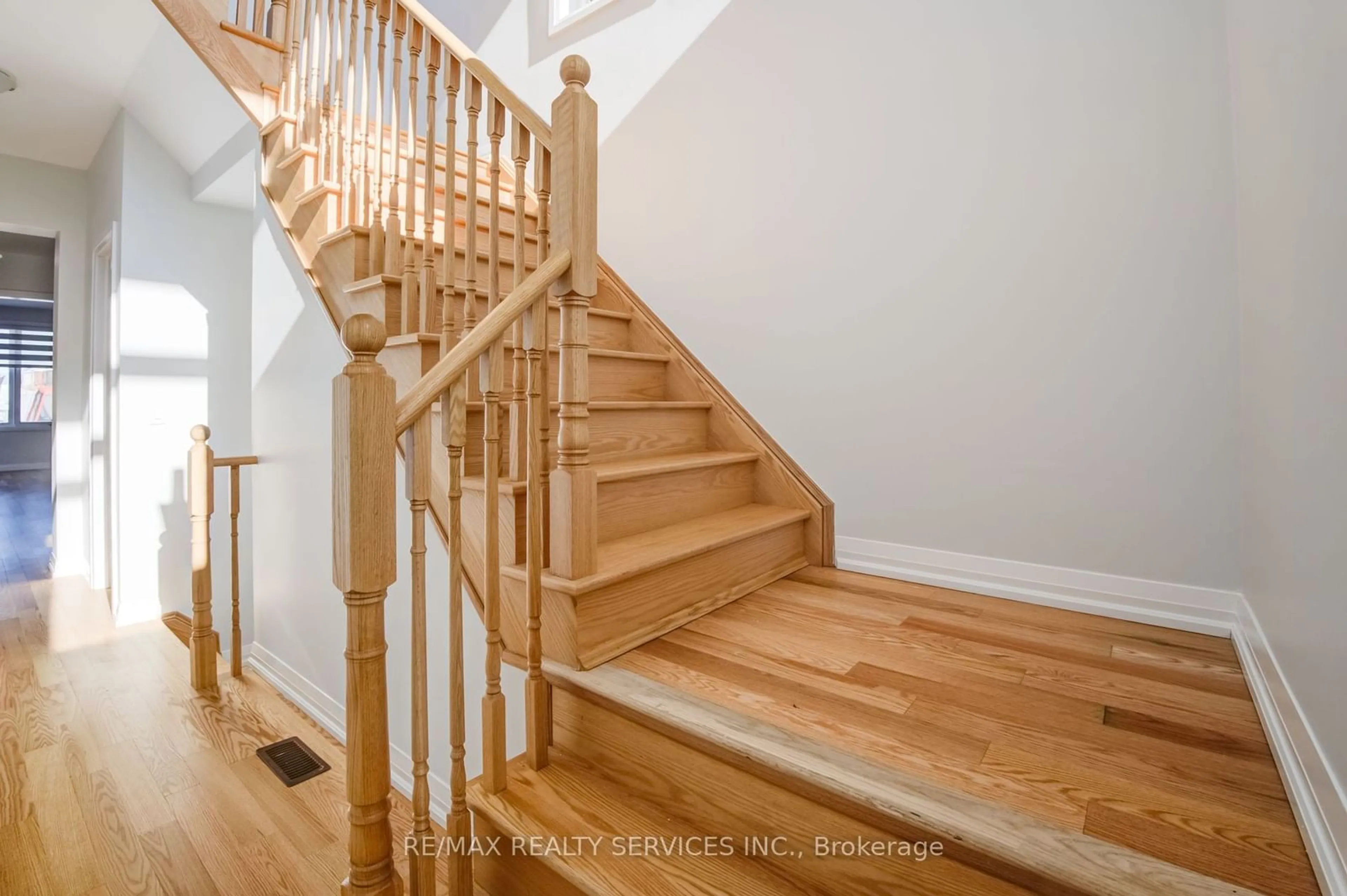 Stairs for 1419 Upper Thames Dr, Woodstock Ontario N4T 0N9