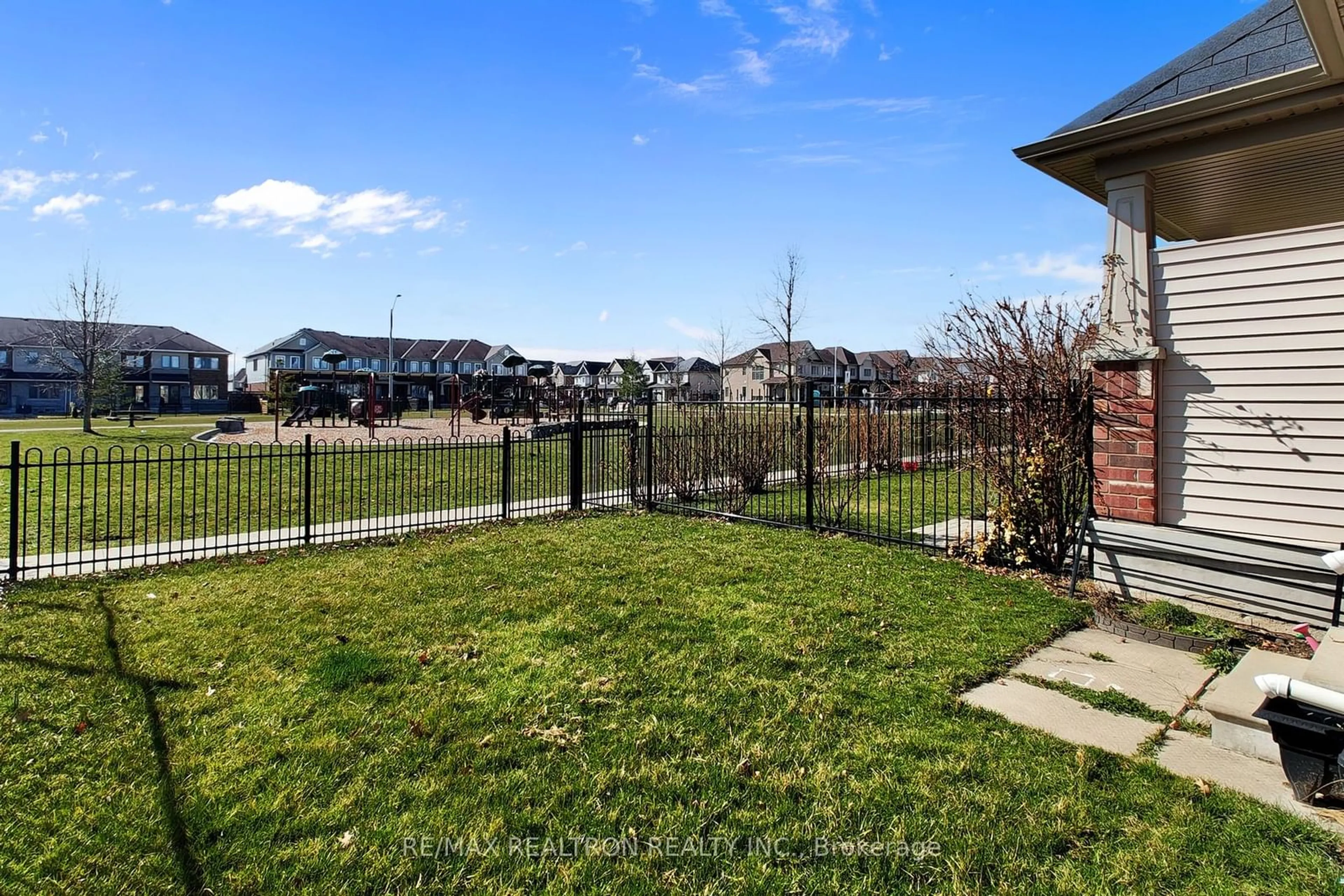 A pic from outside/outdoor area/front of a property/back of a property/a pic from drone, unknown for 8472 Hickory Lane, Niagara Falls Ontario L2H 0L3