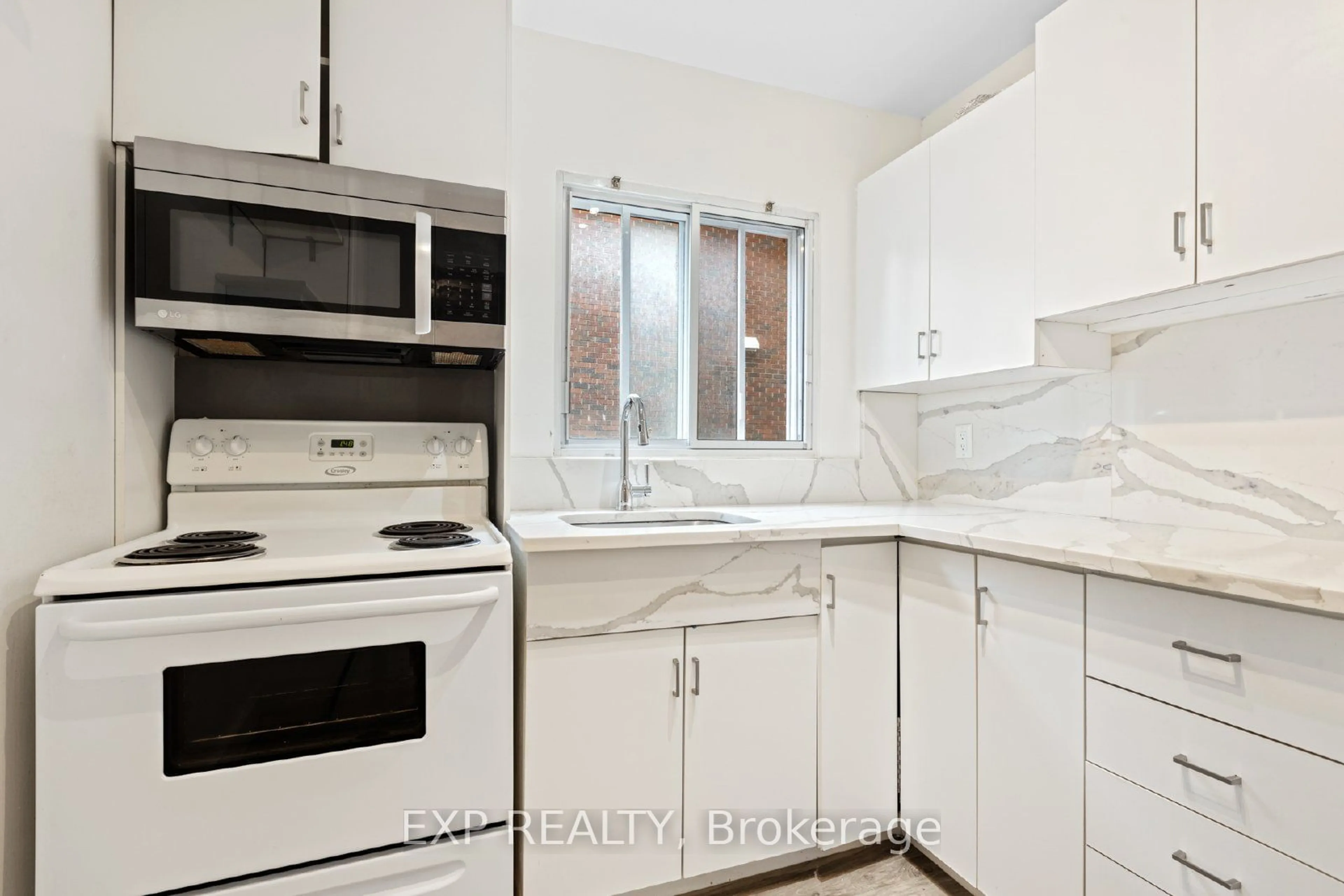 Standard kitchen, ceramic/tile floor for 244 Westhaven Cres, Westboro - Hampton Park Ontario K1Z 7G3