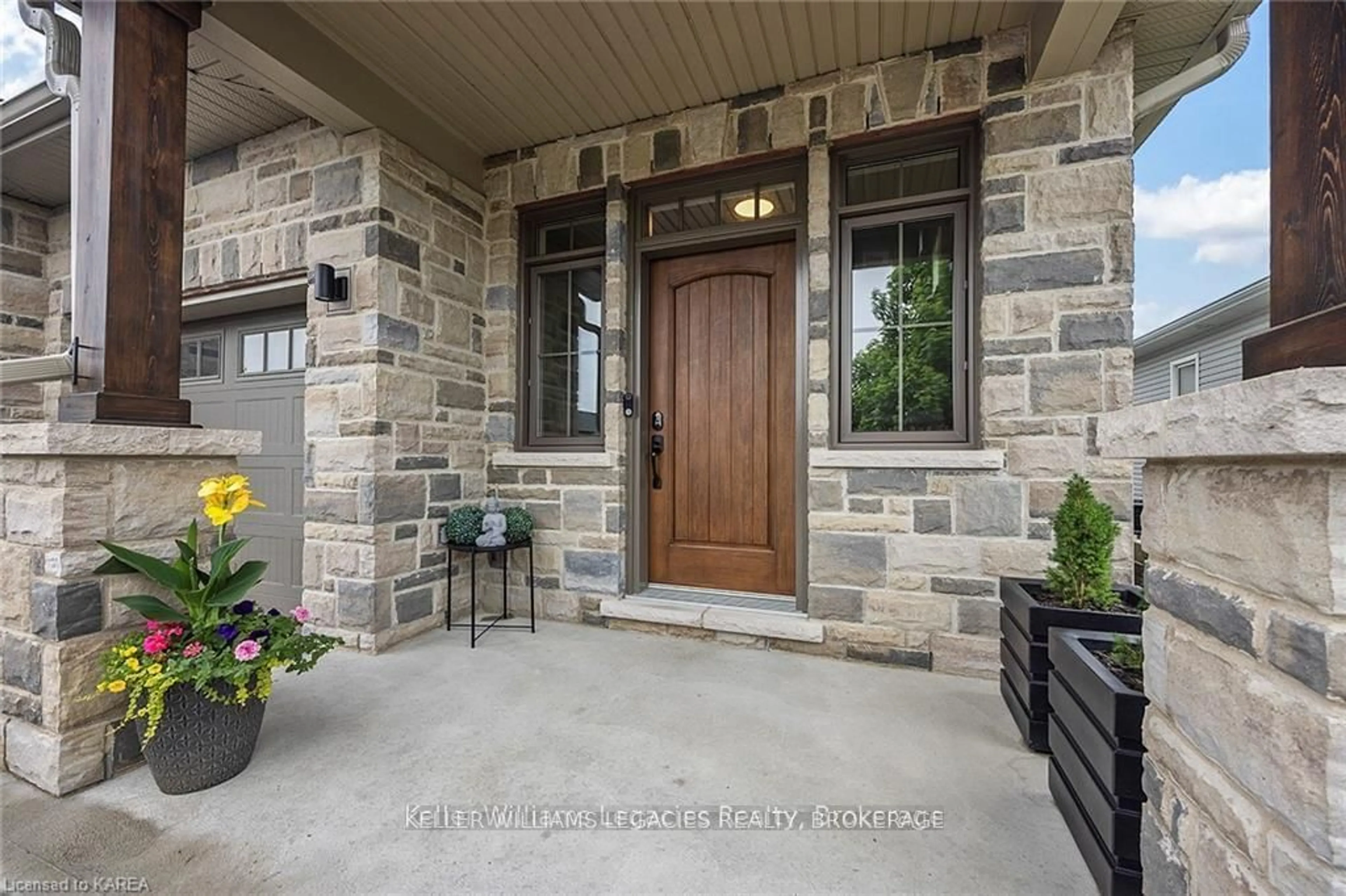 Indoor entryway for 1511 CLOVER St, Kingston Ontario K7P 0N1