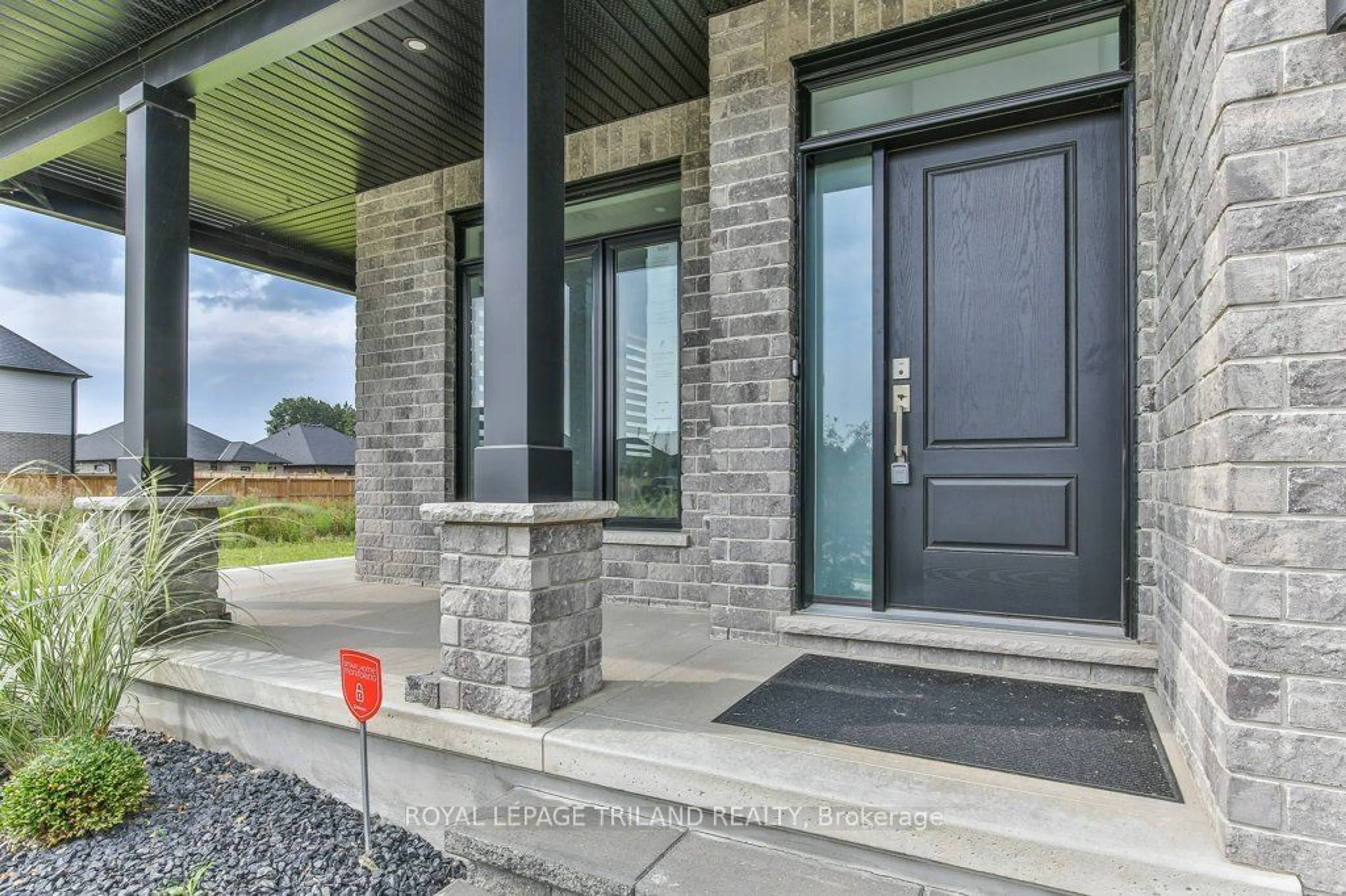 Indoor entryway for 51 ELLIOTT St, Strathroy-Caradoc Ontario N7G 3H4