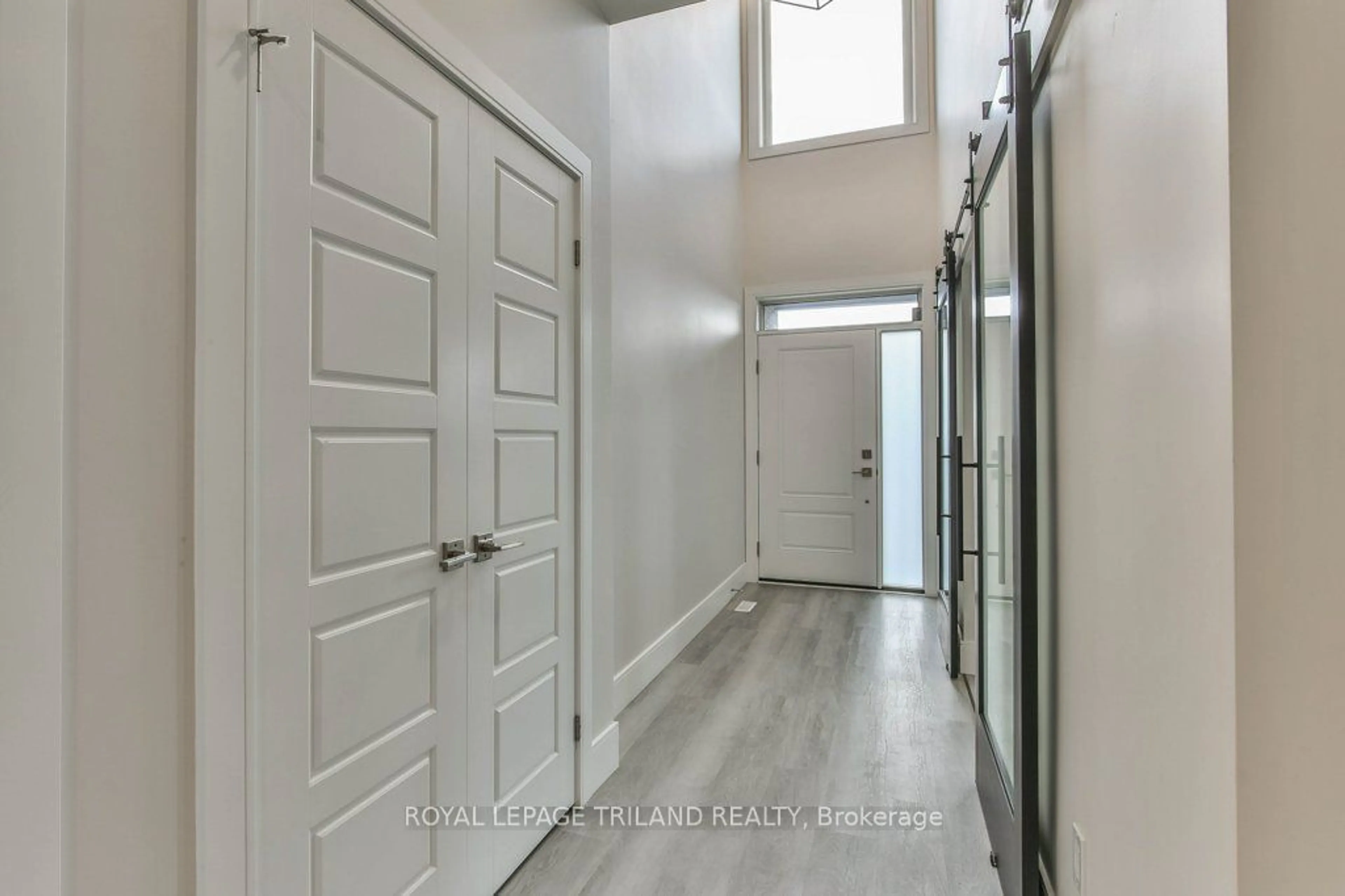 Indoor entryway for 51 ELLIOTT St, Strathroy-Caradoc Ontario N7G 3H4