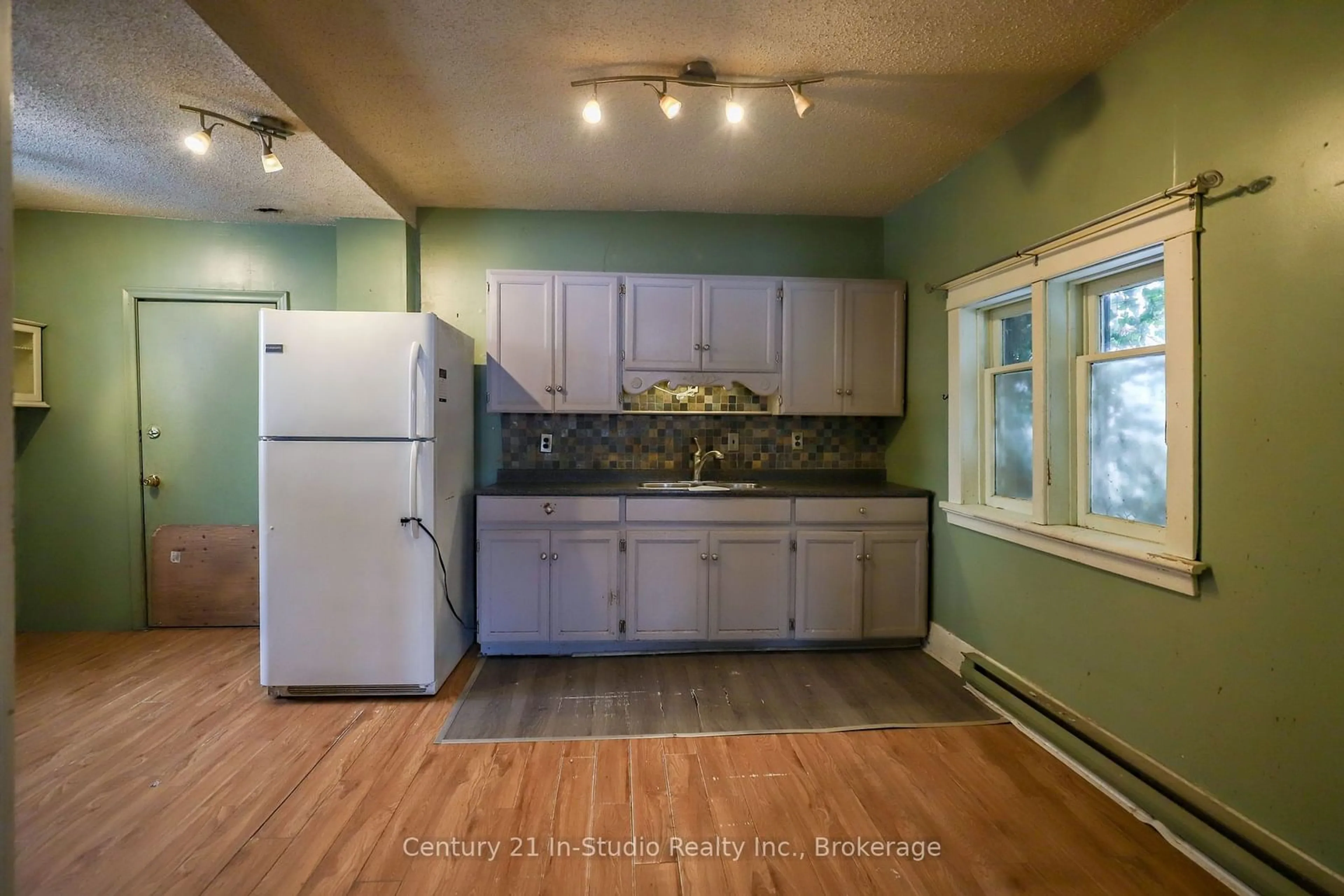 Standard kitchen, unknown for 647 3rd Ave, Owen Sound Ontario N4K 2K2