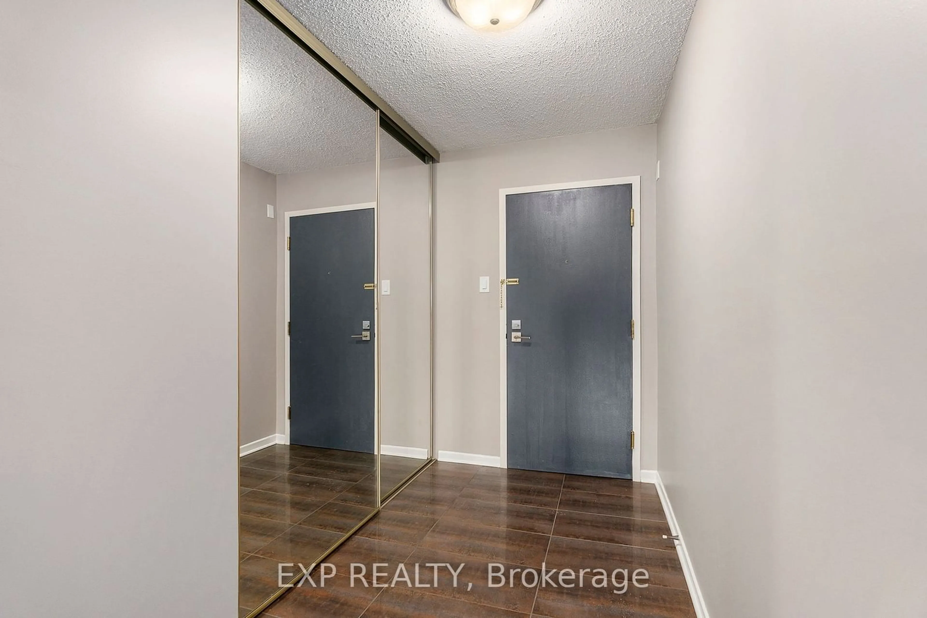 Indoor entryway for 1500 Riverside Dr #407, Alta Vista and Area Ontario K1G 4J4