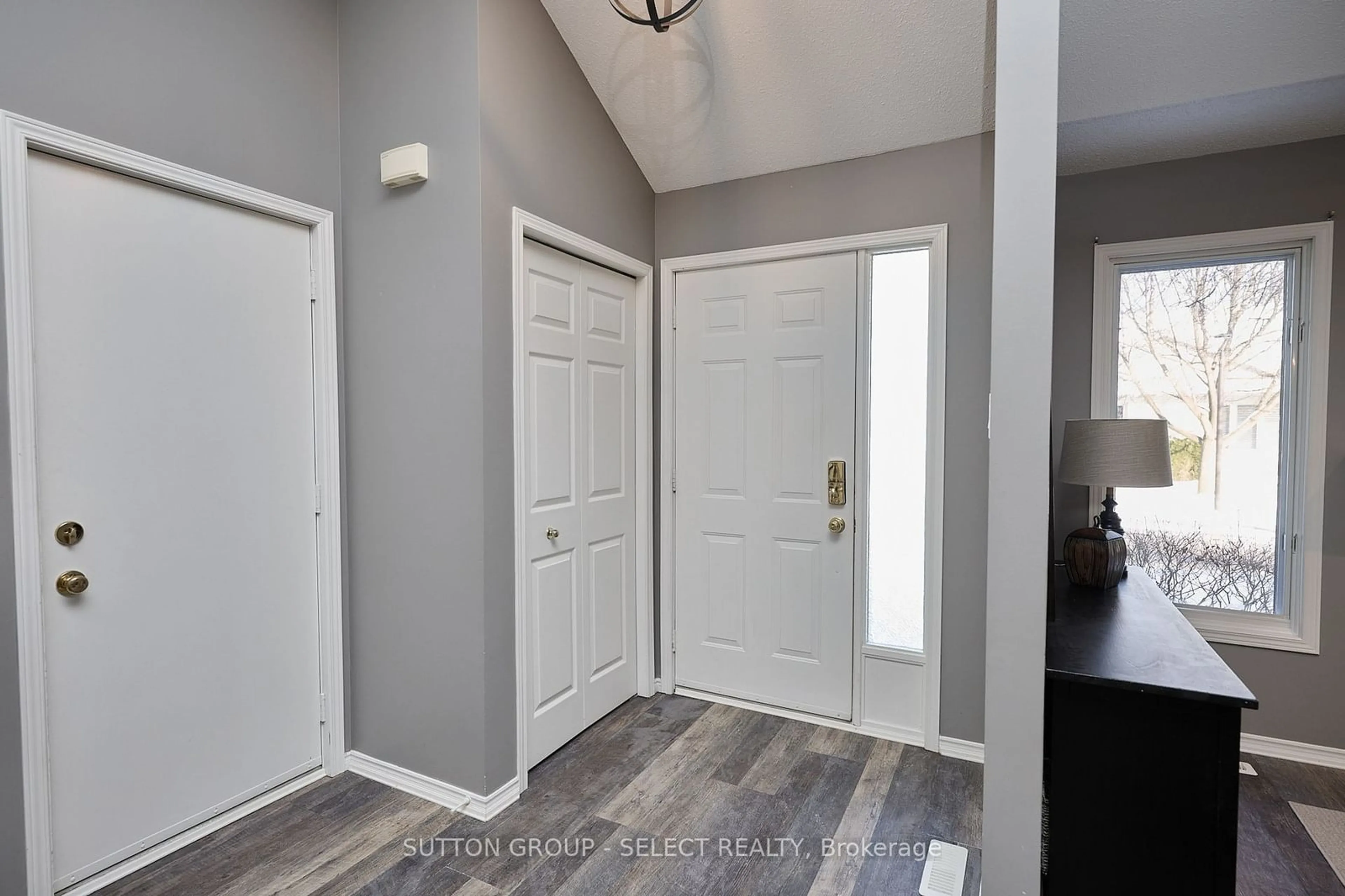 Indoor entryway for 99 EDGEVALLEY Rd #50, London Ontario N5Y 5N1