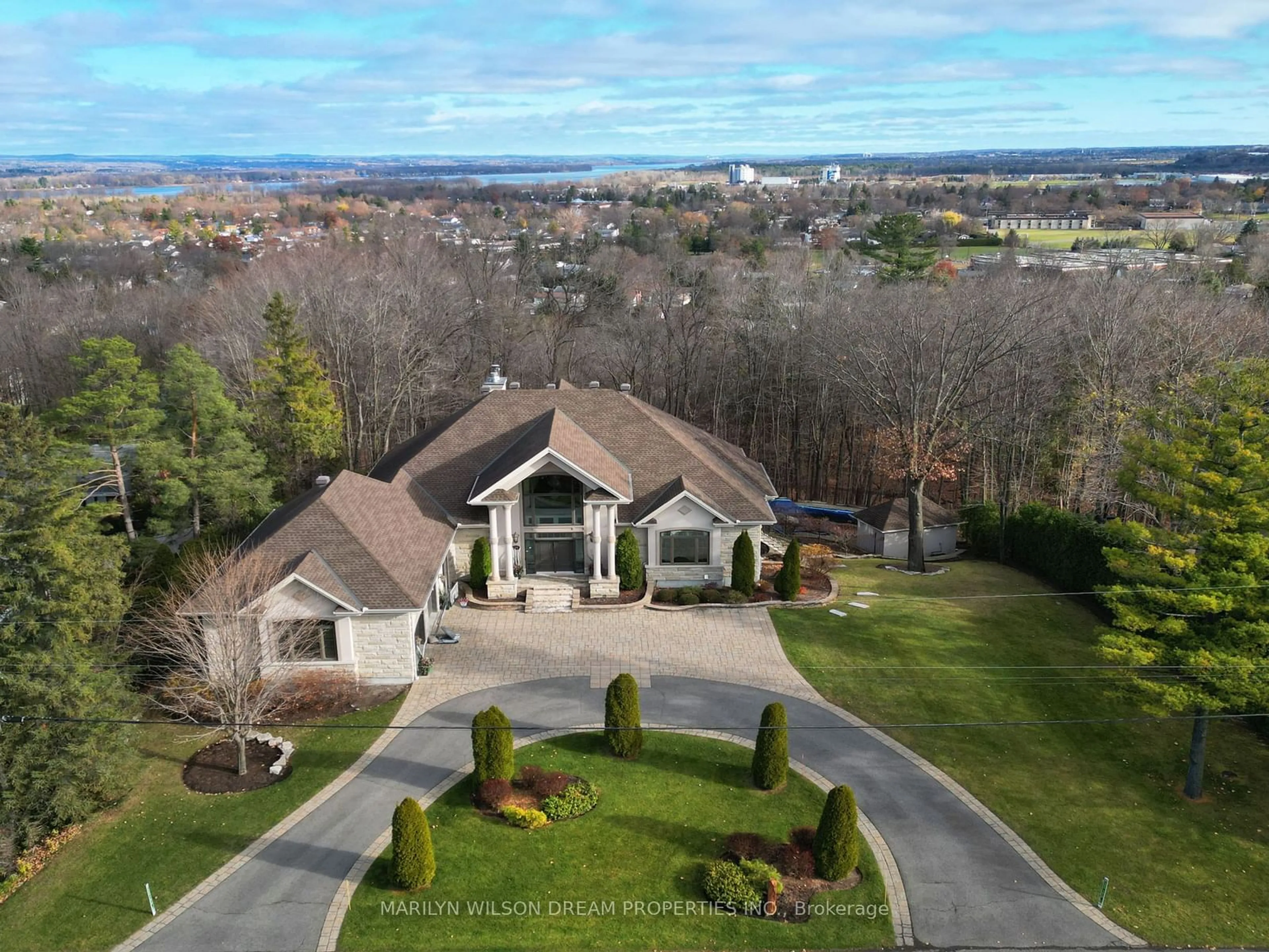 A pic from outside/outdoor area/front of a property/back of a property/a pic from drone, water/lake/river/ocean view for 38 Rothwell Dr, Beacon Hill North - South and Area Ontario K1J 7G4