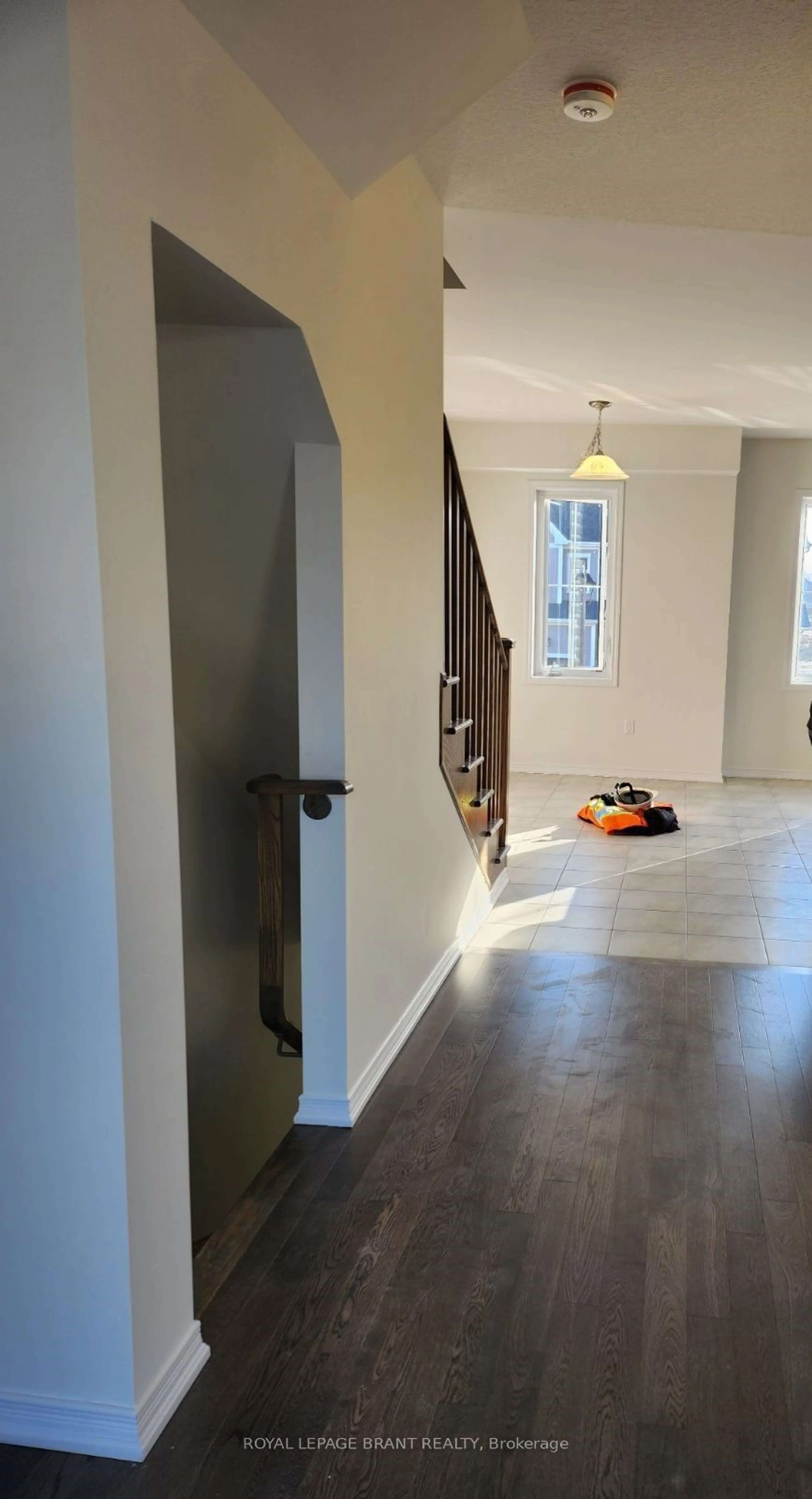 Indoor entryway for 10 Baskett St, Brantford Ontario N3T 0W3