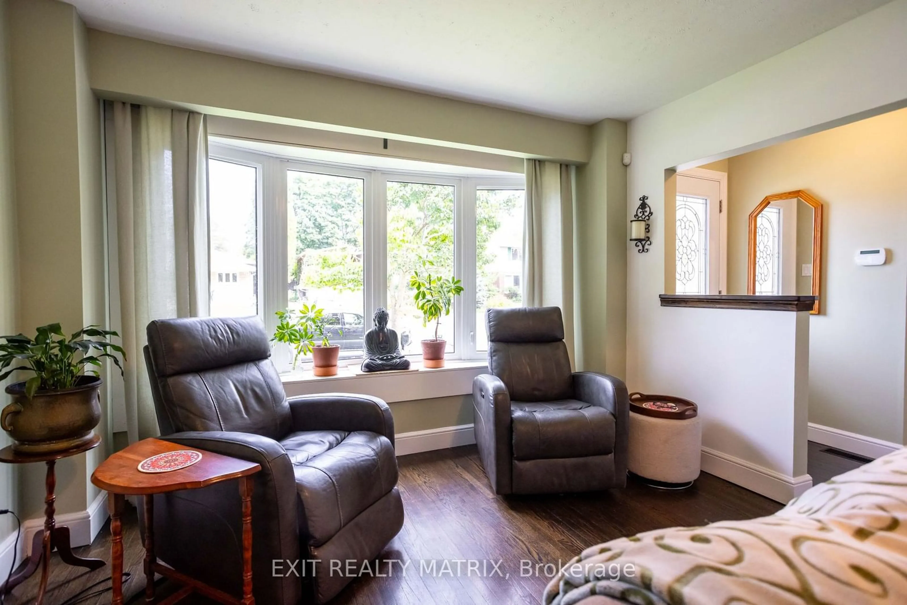 Living room with furniture, wood/laminate floor for 1860 FEATHERSTON Dr, Alta Vista and Area Ontario K1H 6P5