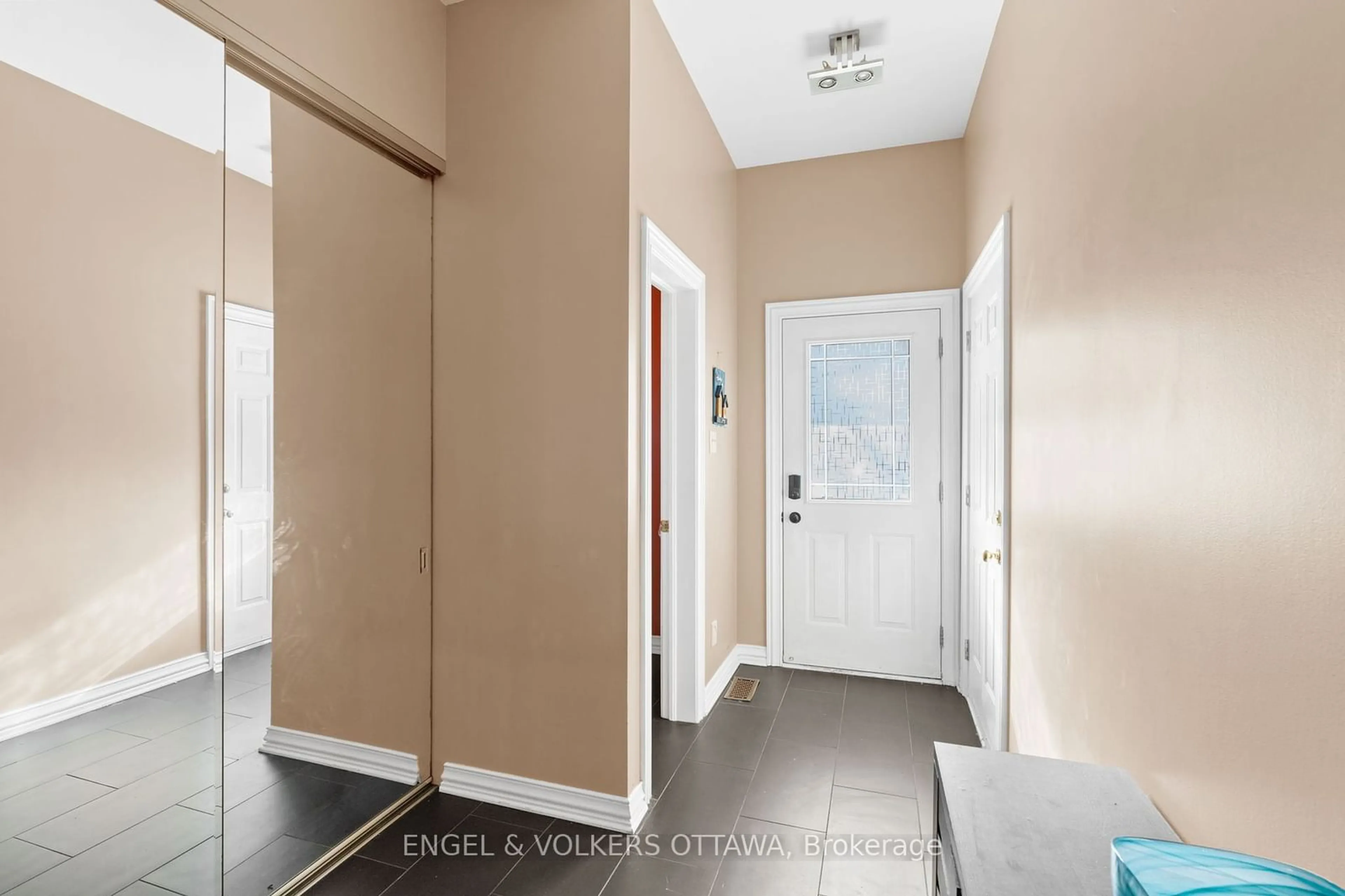 Indoor entryway for 171 Harbour View St, Barrhaven Ontario K2G 7E7