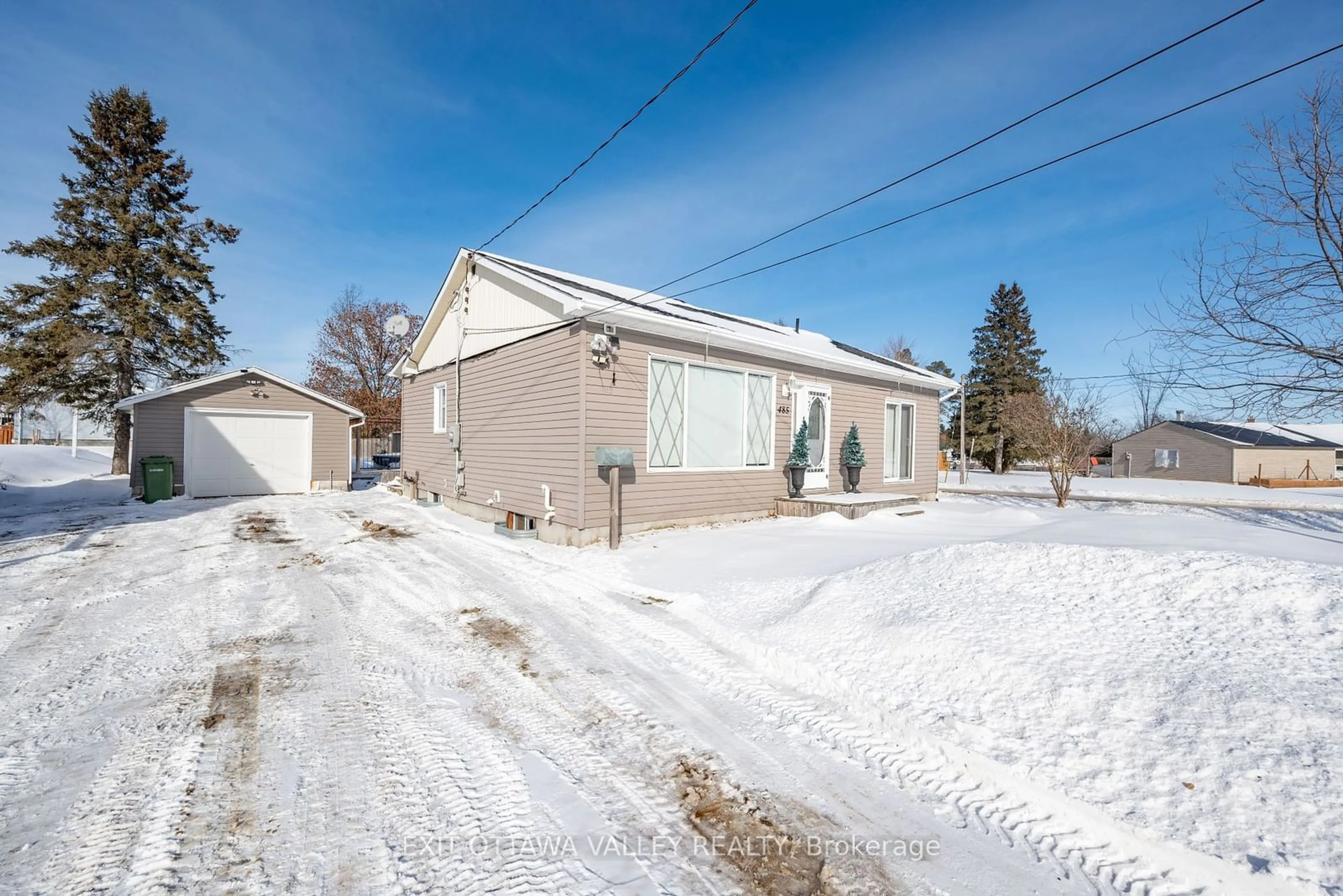 A pic from outside/outdoor area/front of a property/back of a property/a pic from drone, street for 485 Golf Course Rd, Petawawa Ontario K8A 7B6