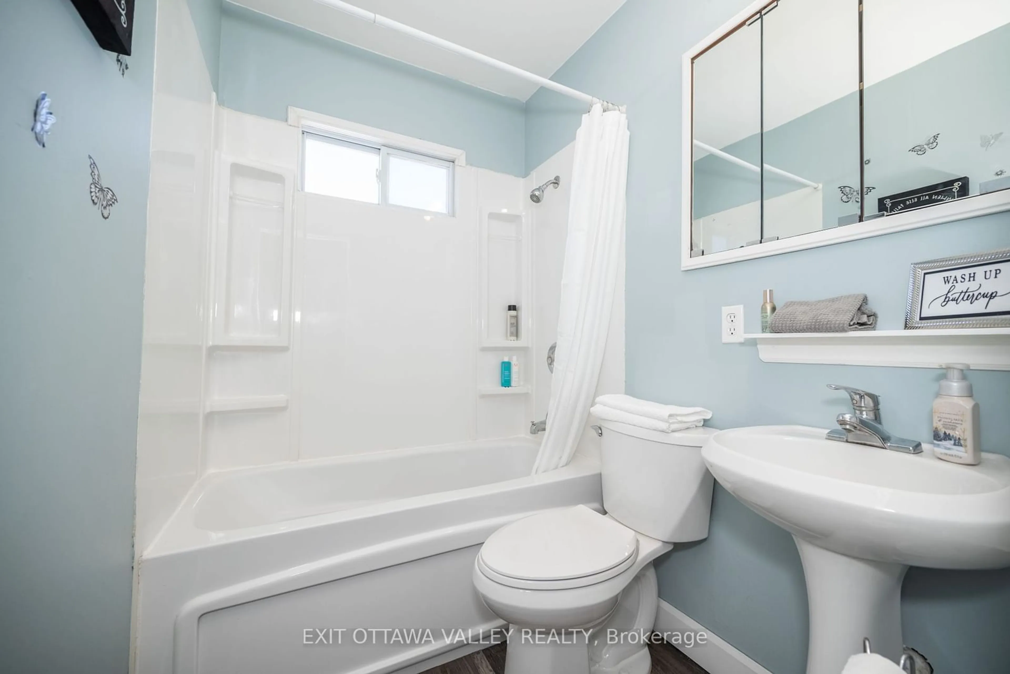 Standard bathroom, ceramic/tile floor for 485 Golf Course Rd, Petawawa Ontario K8A 7B6