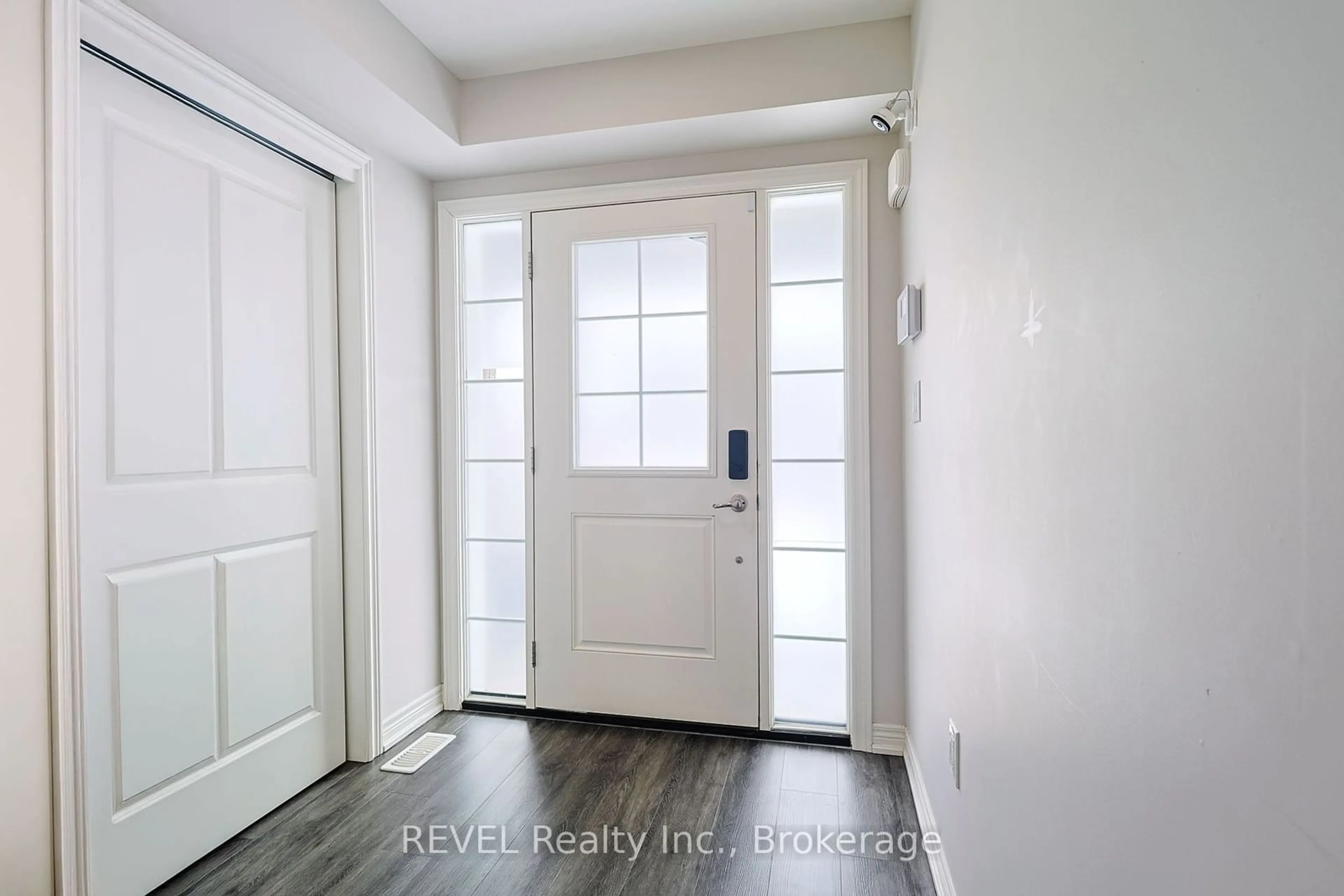 Indoor entryway for 196 Heron St, Welland Ontario L3B 5N8