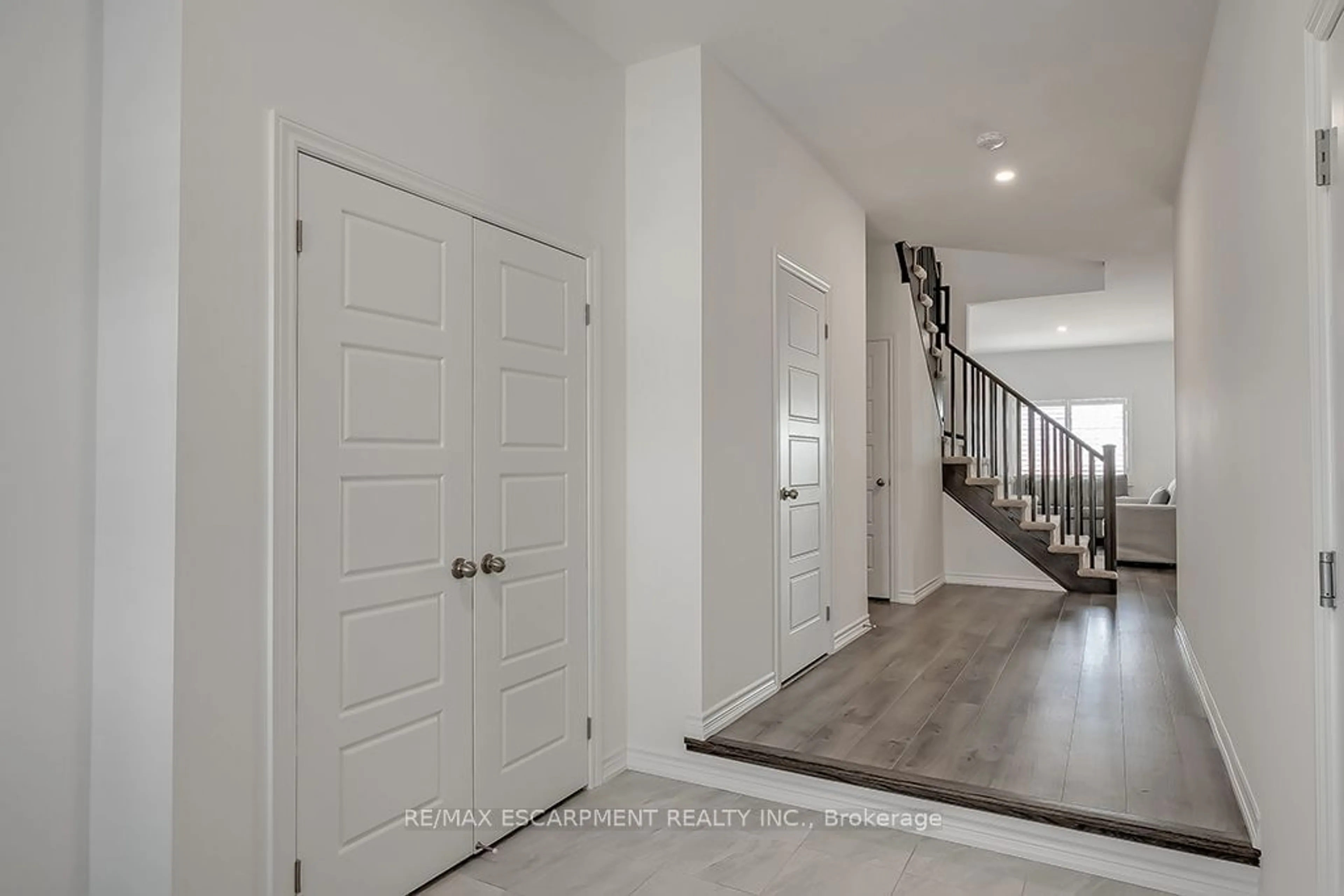 Indoor entryway for 44 Mccurdy Ave, Hamilton Ontario L8B 0T5