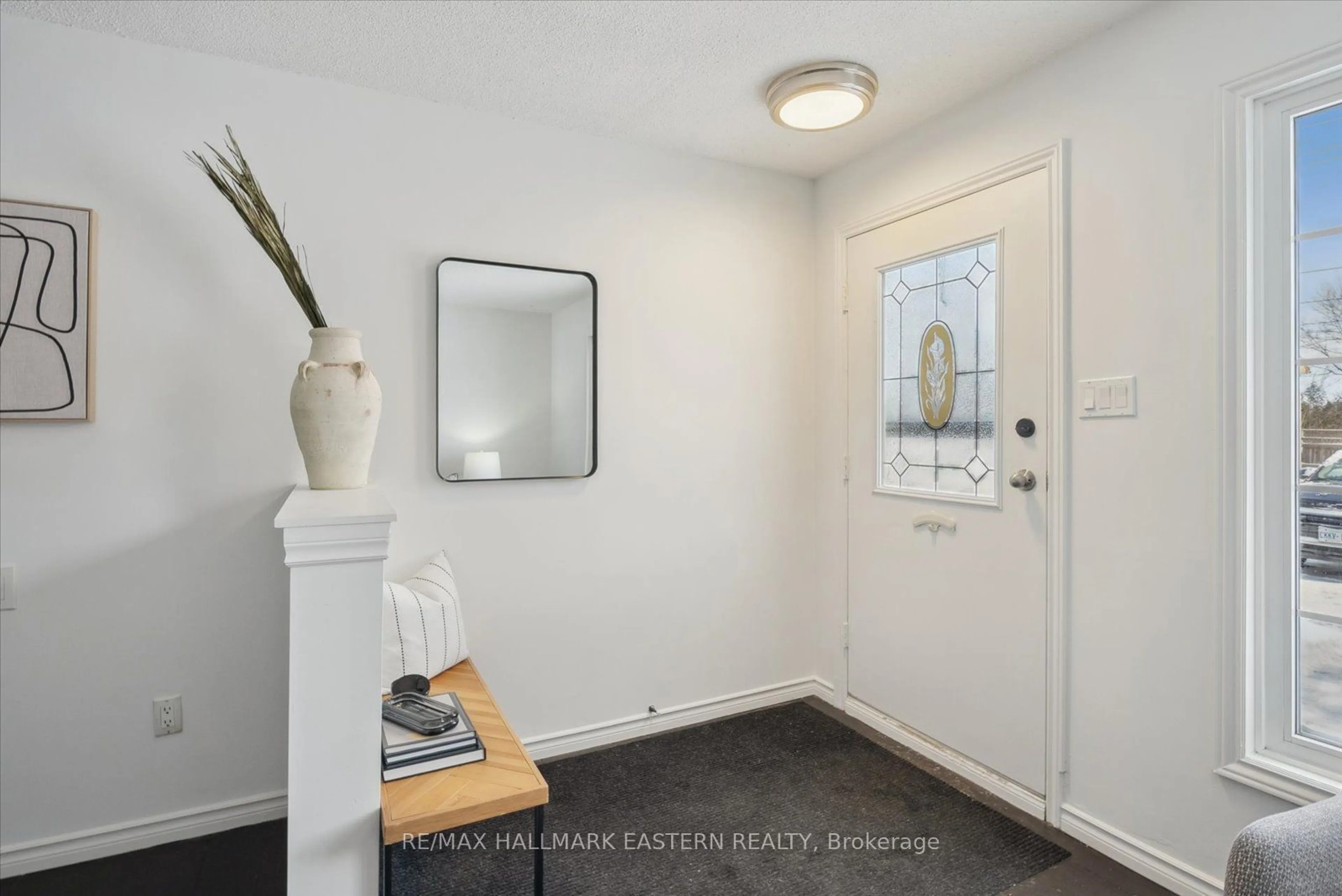 Indoor entryway for 609 Water St, Peterborough Ontario K9H 3M9