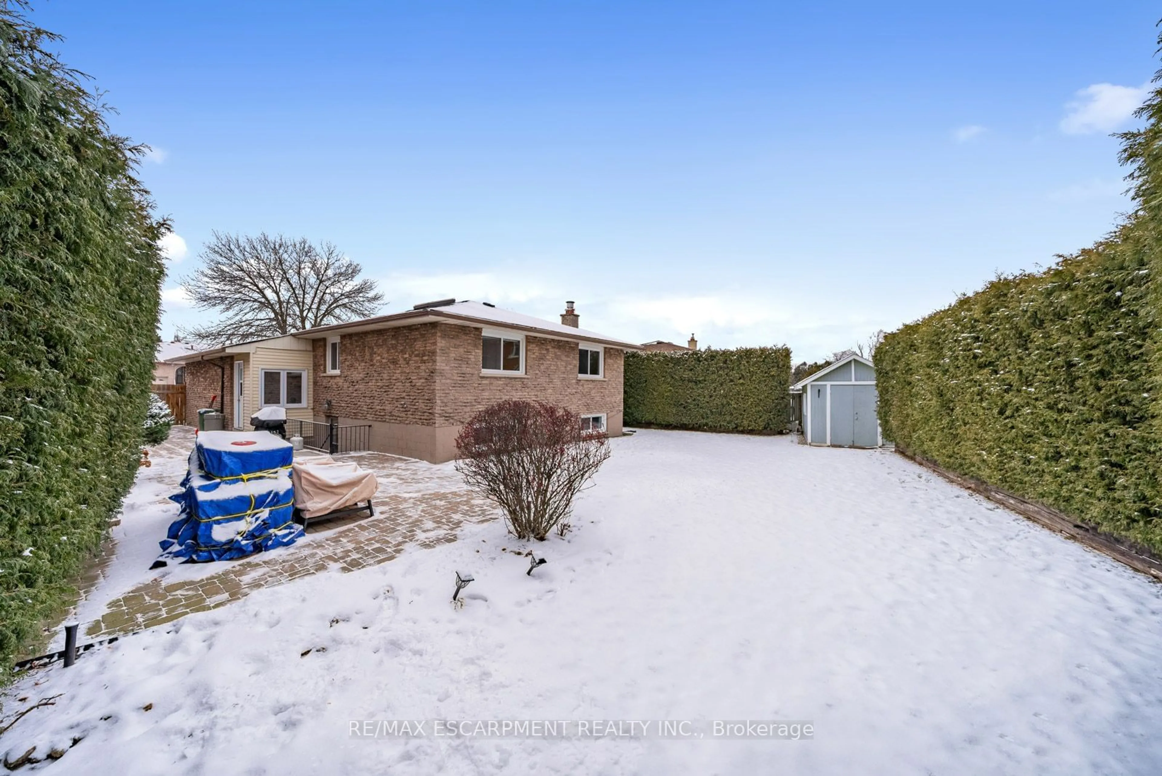 A pic from outside/outdoor area/front of a property/back of a property/a pic from drone, street for 27 Valanna Crt, Hamilton Ontario L9C 7A3