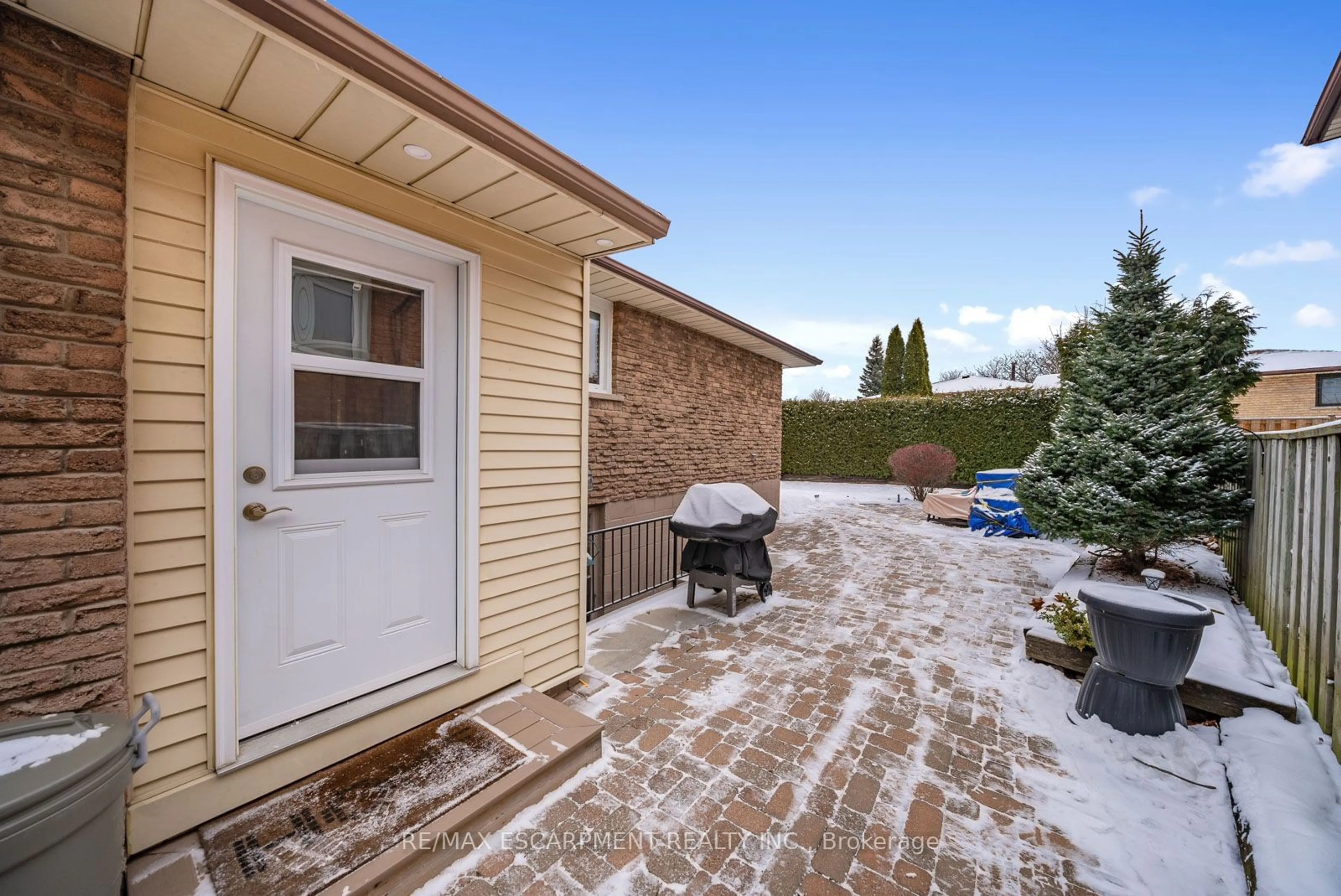 Patio, street for 27 Valanna Crt, Hamilton Ontario L9C 7A3