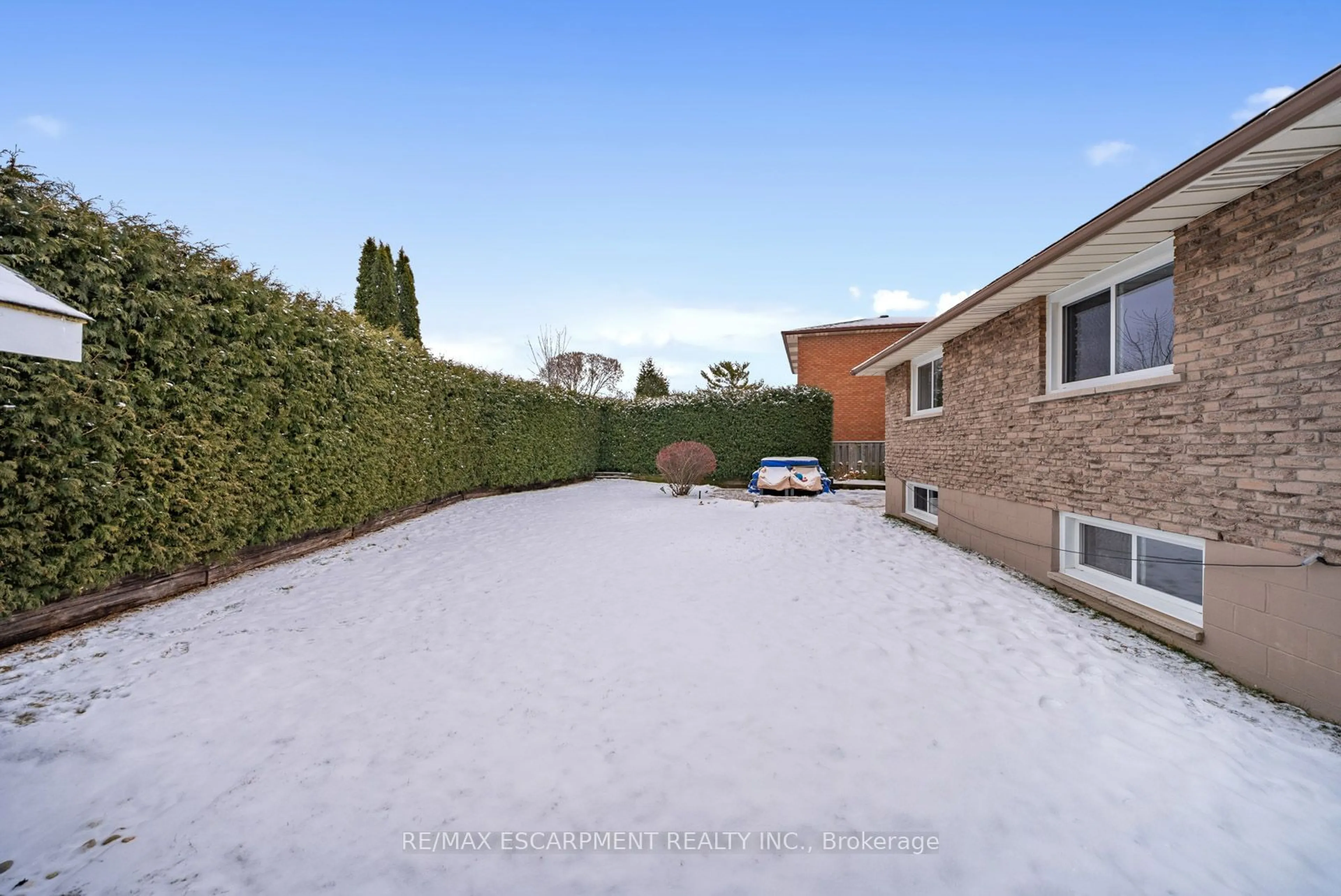 A pic from outside/outdoor area/front of a property/back of a property/a pic from drone, street for 27 Valanna Crt, Hamilton Ontario L9C 7A3