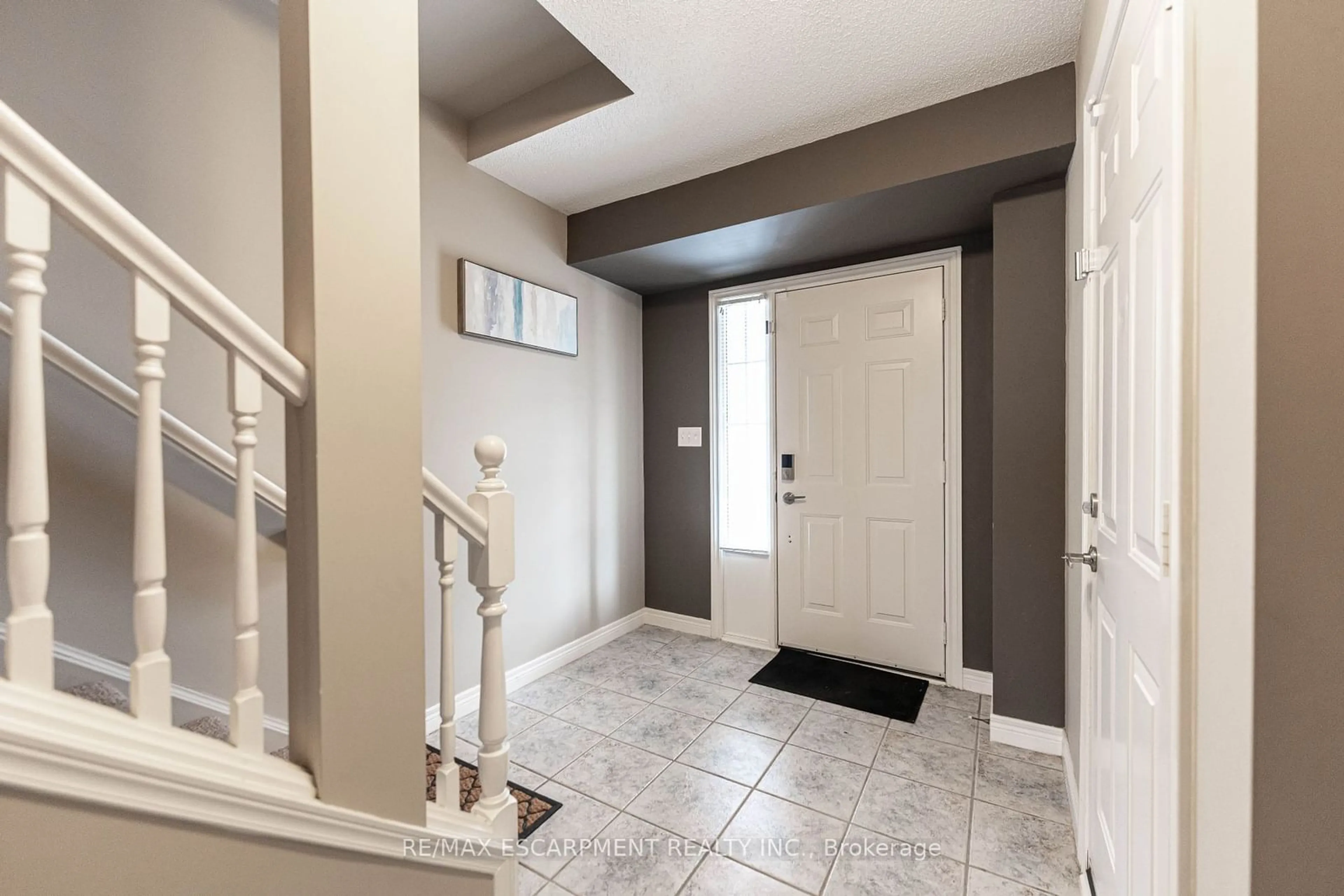 Indoor entryway for 1336 UPPER SHERMAN Ave #7, Hamilton Ontario L8W 3Z2