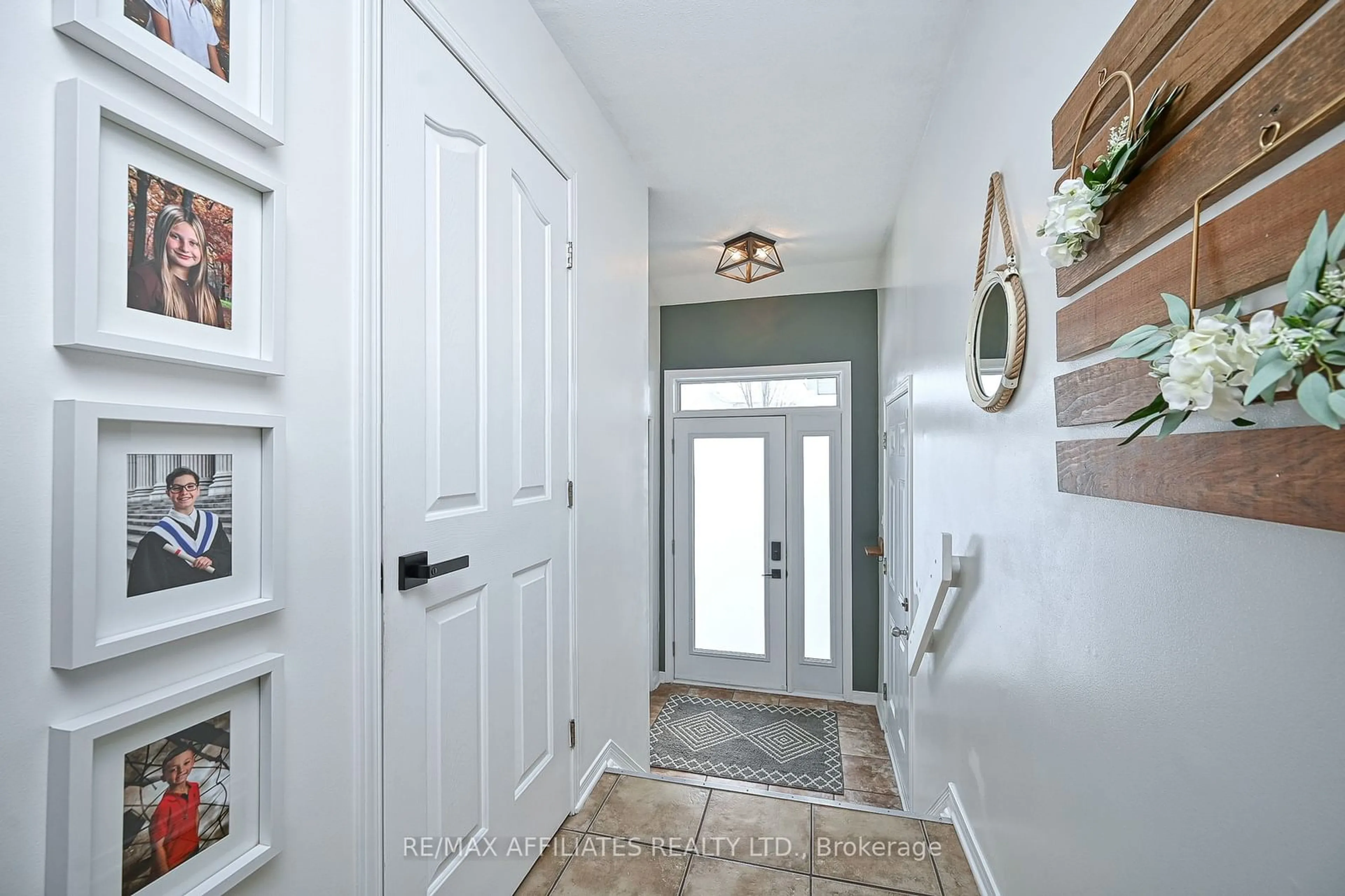 Indoor entryway for 2588 Raymond St, Clarence-Rockland Ontario K4K 0B6