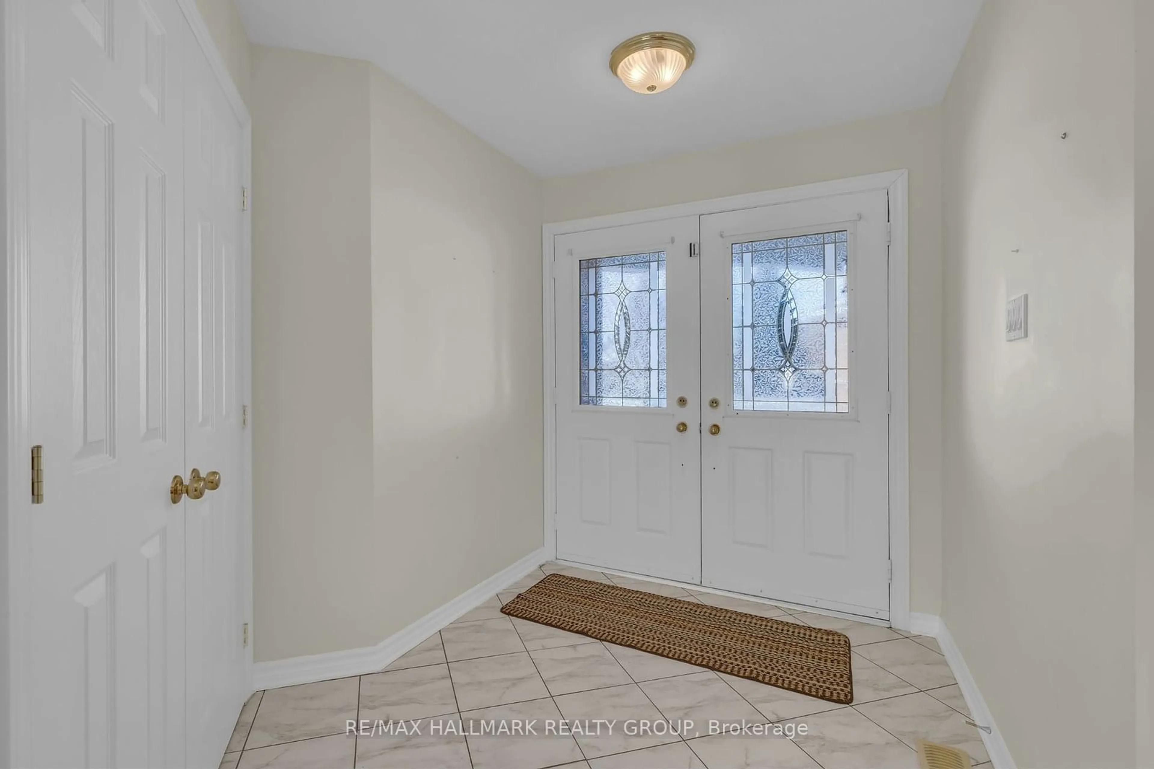 Indoor entryway for 201 Pine Hill Dr, Kanata Ontario K2M 2V1