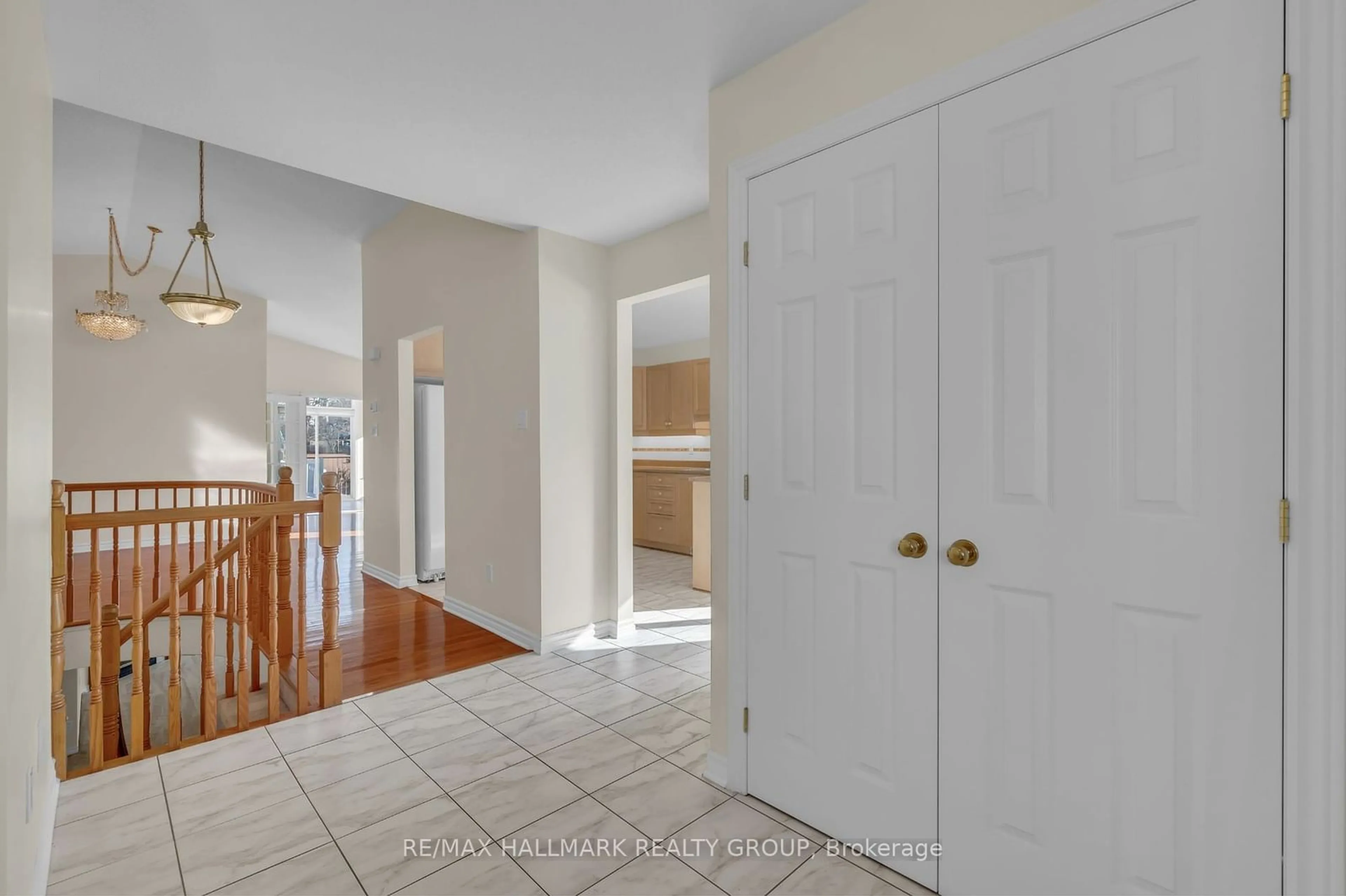 Indoor entryway for 201 Pine Hill Dr, Kanata Ontario K2M 2V1