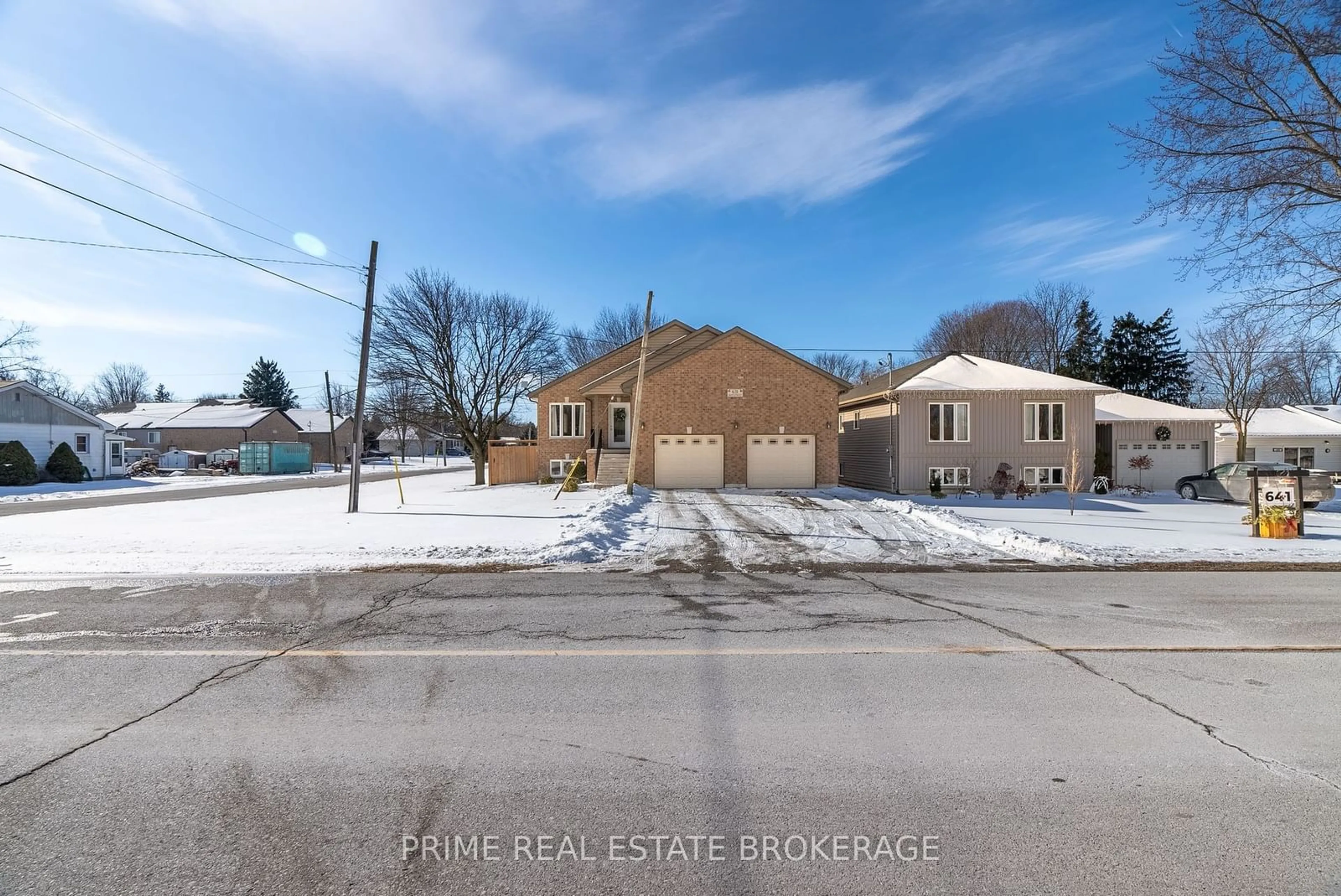 A pic from outside/outdoor area/front of a property/back of a property/a pic from drone, street for 631 Main St, Chatham-Kent Ontario N0P 1C0