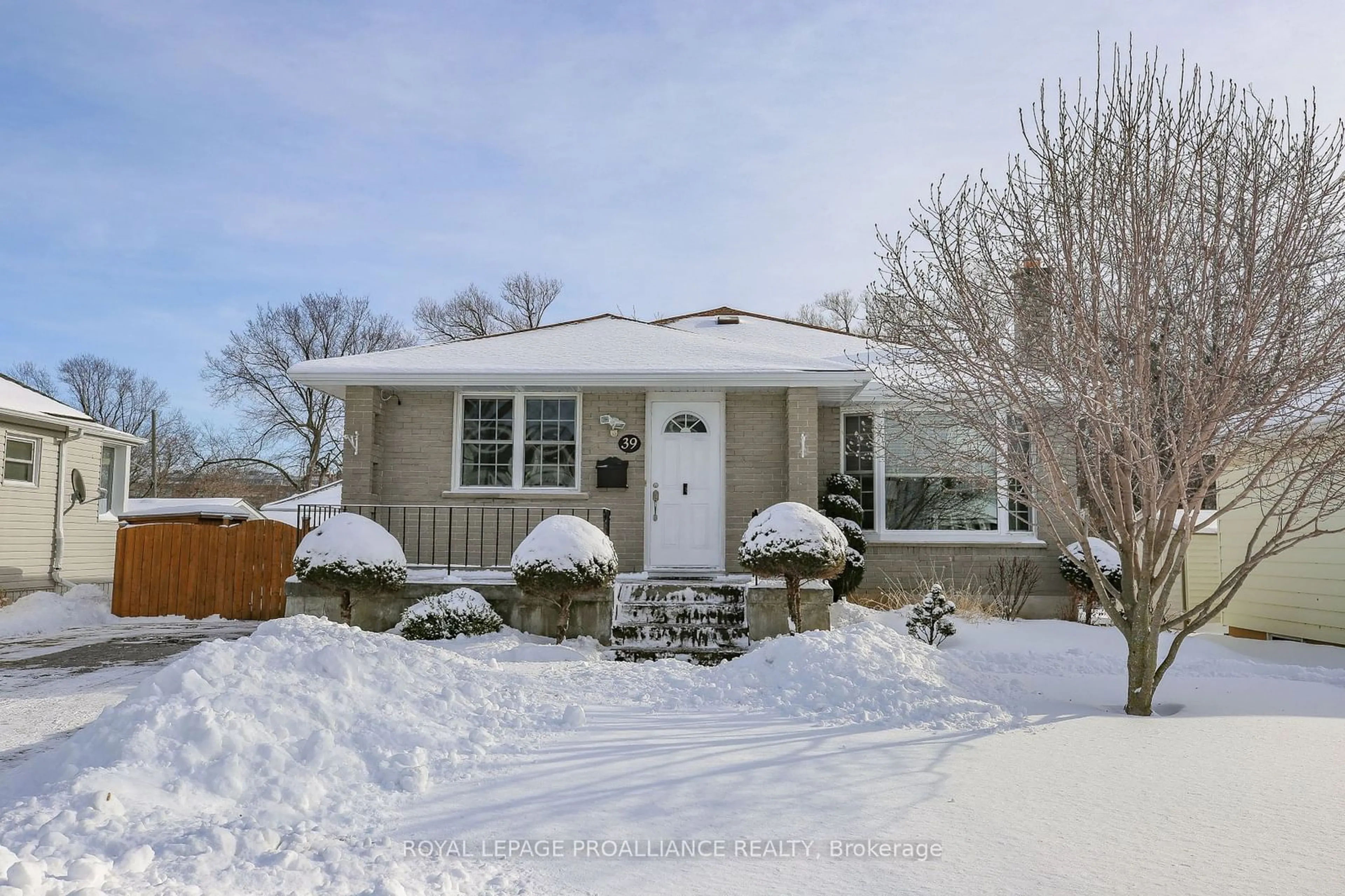 Home with vinyl exterior material, street for 39 Front Ave, Brockville Ontario K6V 1V7