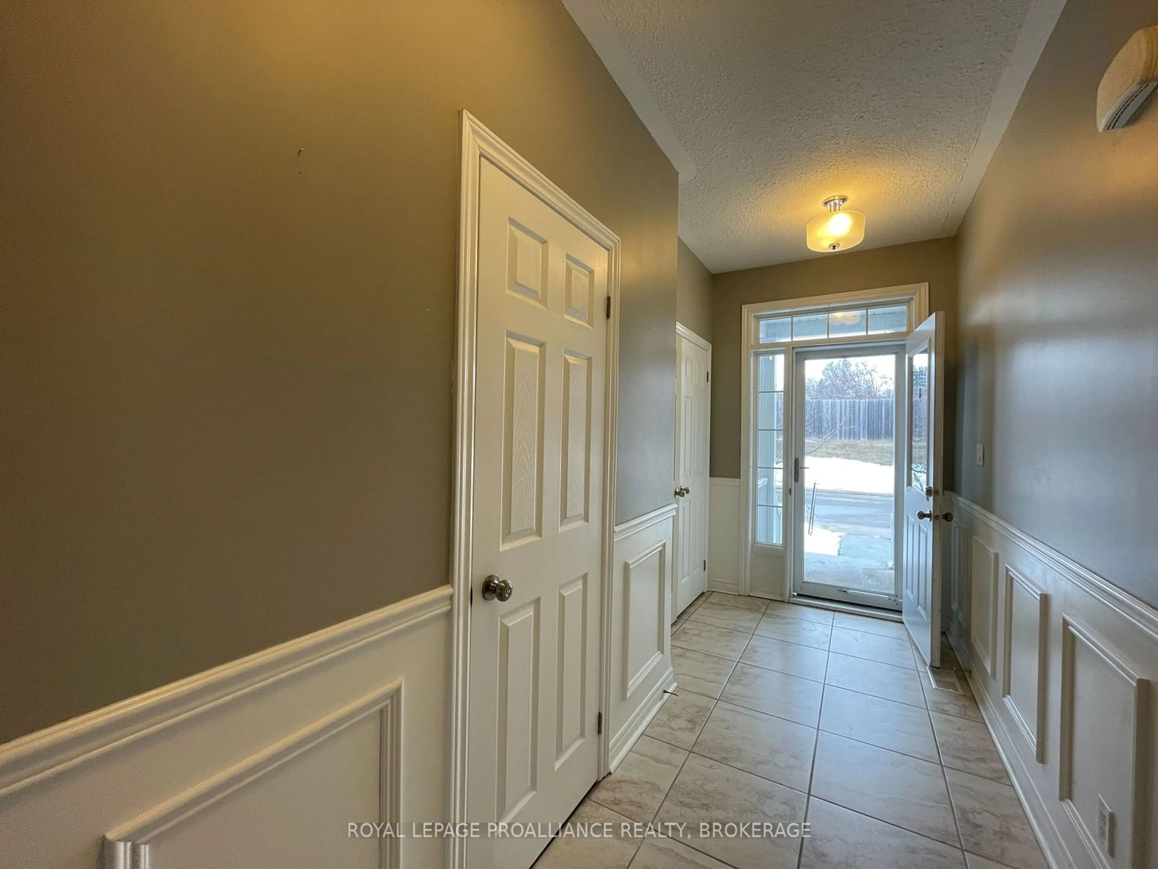 Indoor entryway for 891 Newmarket Lane, Kingston Ontario K7K 0C8