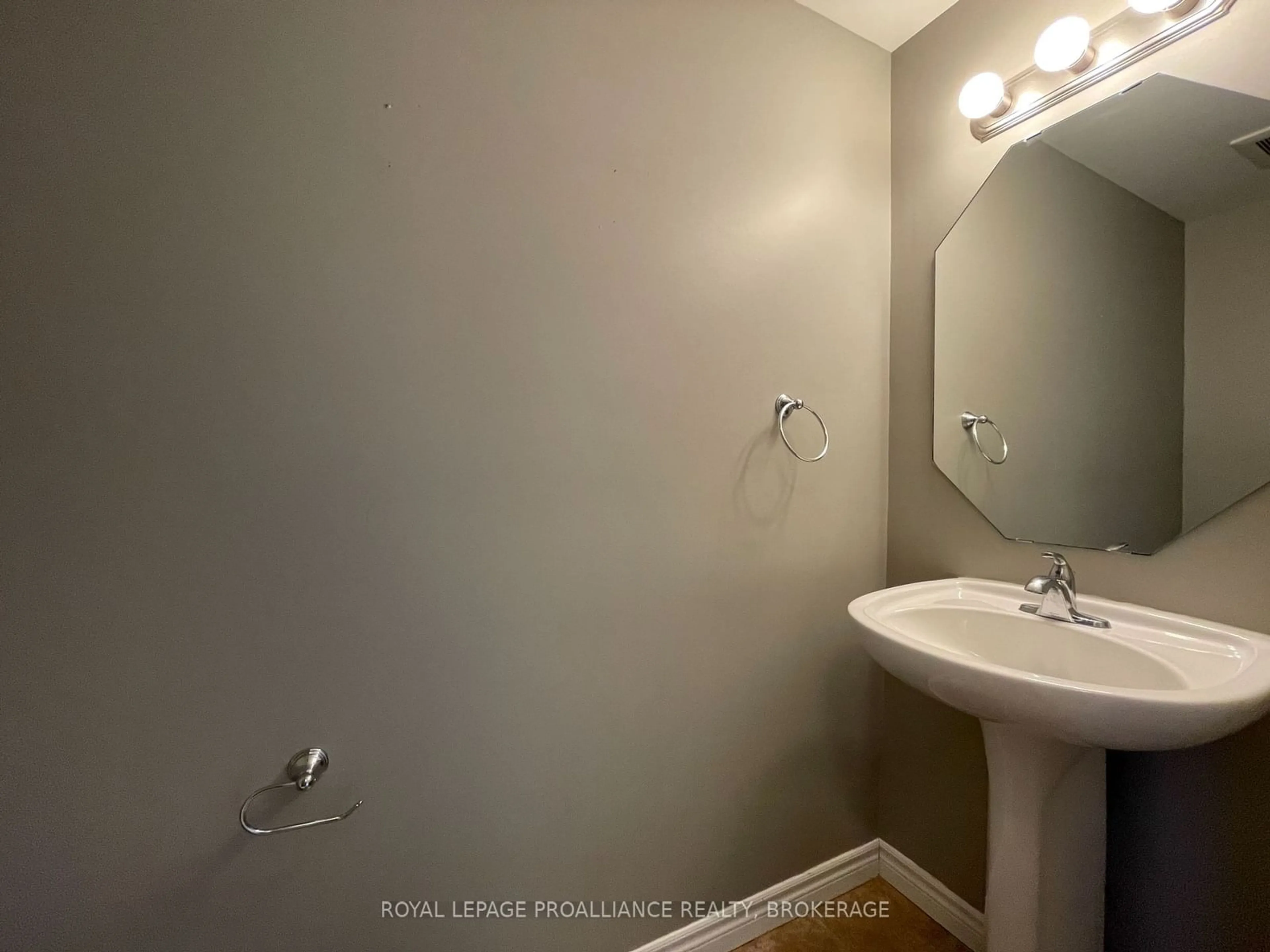 Standard bathroom, unknown for 891 Newmarket Lane, Kingston Ontario K7K 0C8