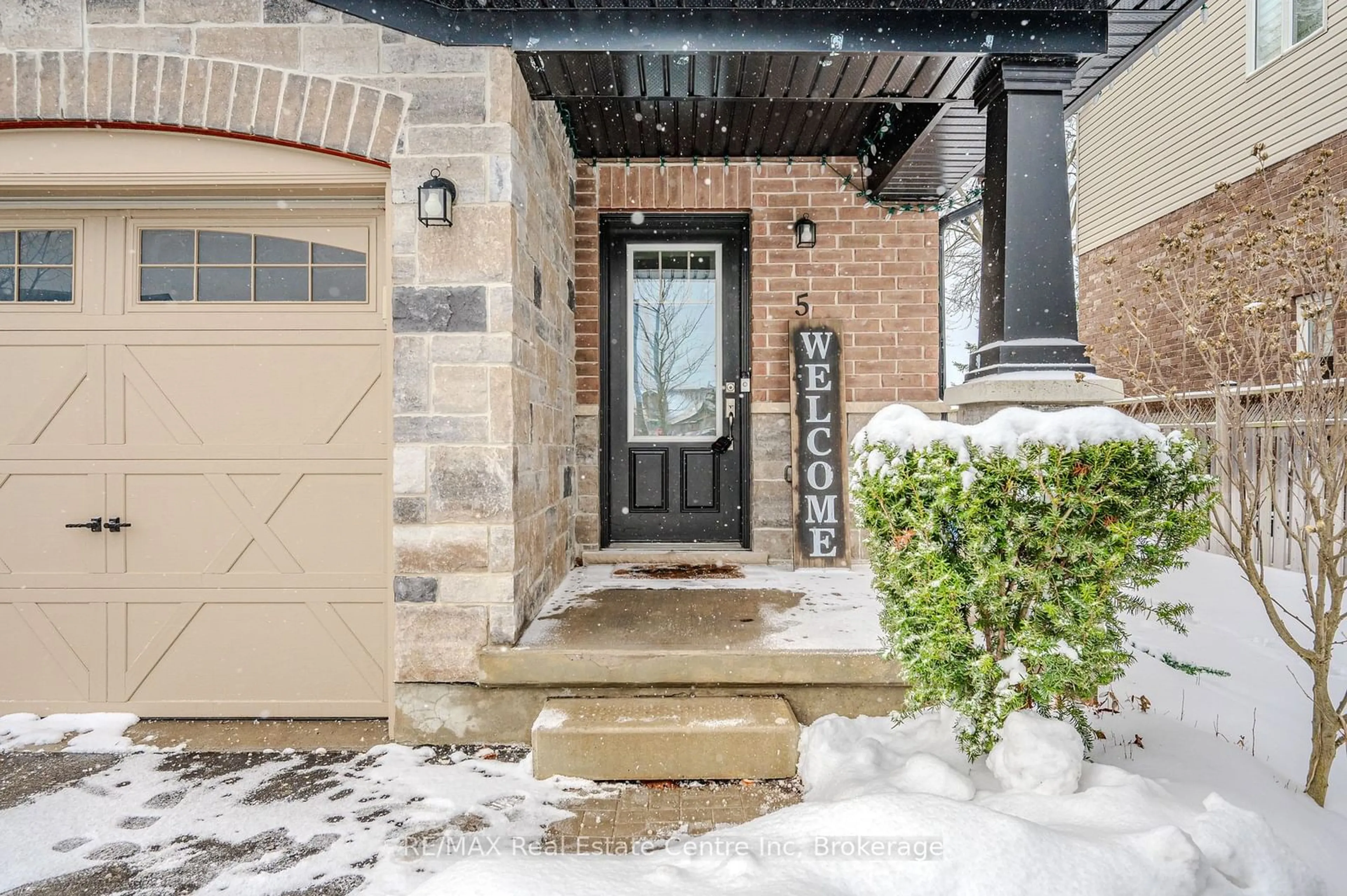 Indoor entryway for 5 Arlington Cres, Guelph Ontario N1L 0K9