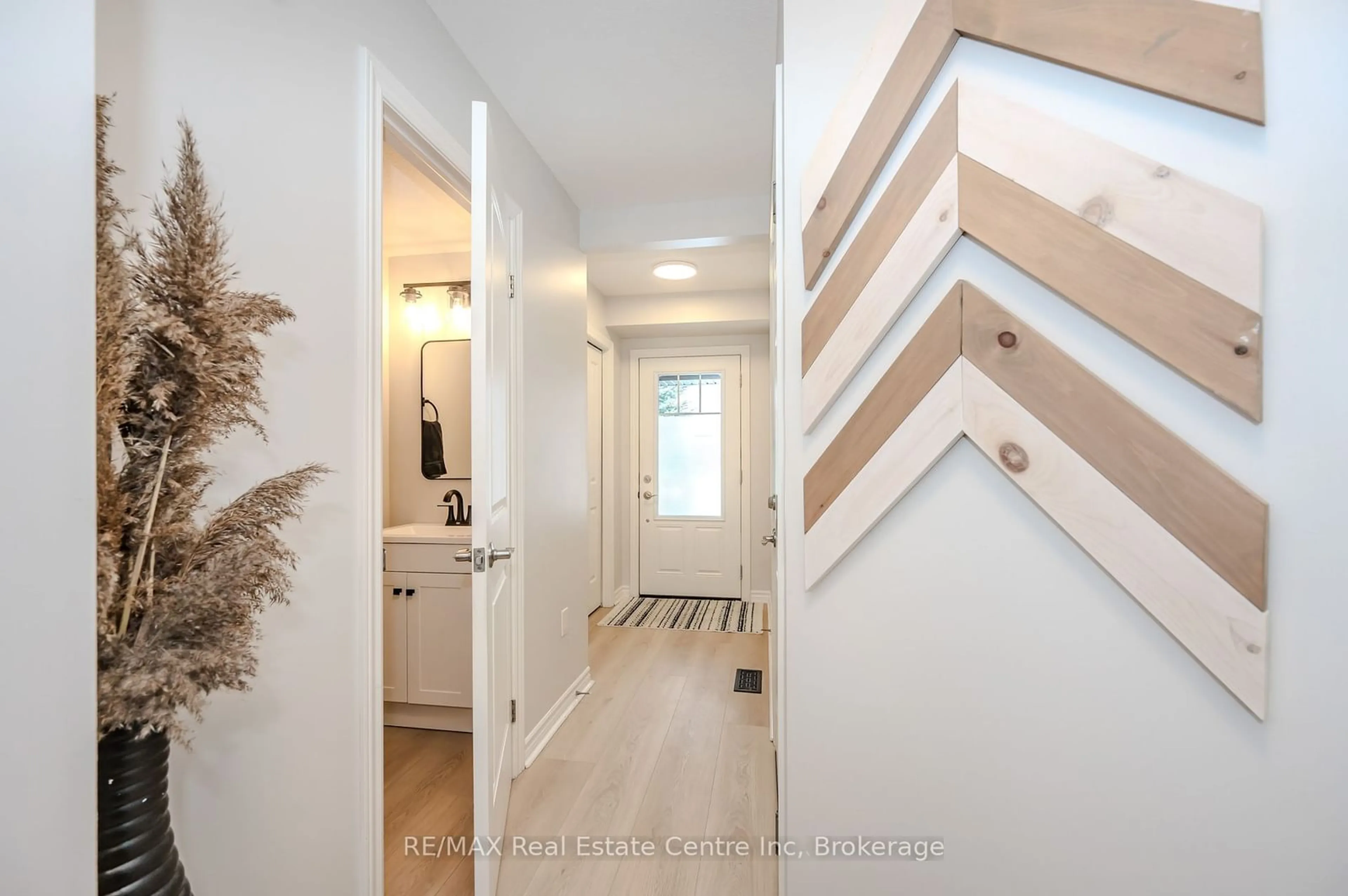 Indoor entryway for 5 Arlington Cres, Guelph Ontario N1L 0K9