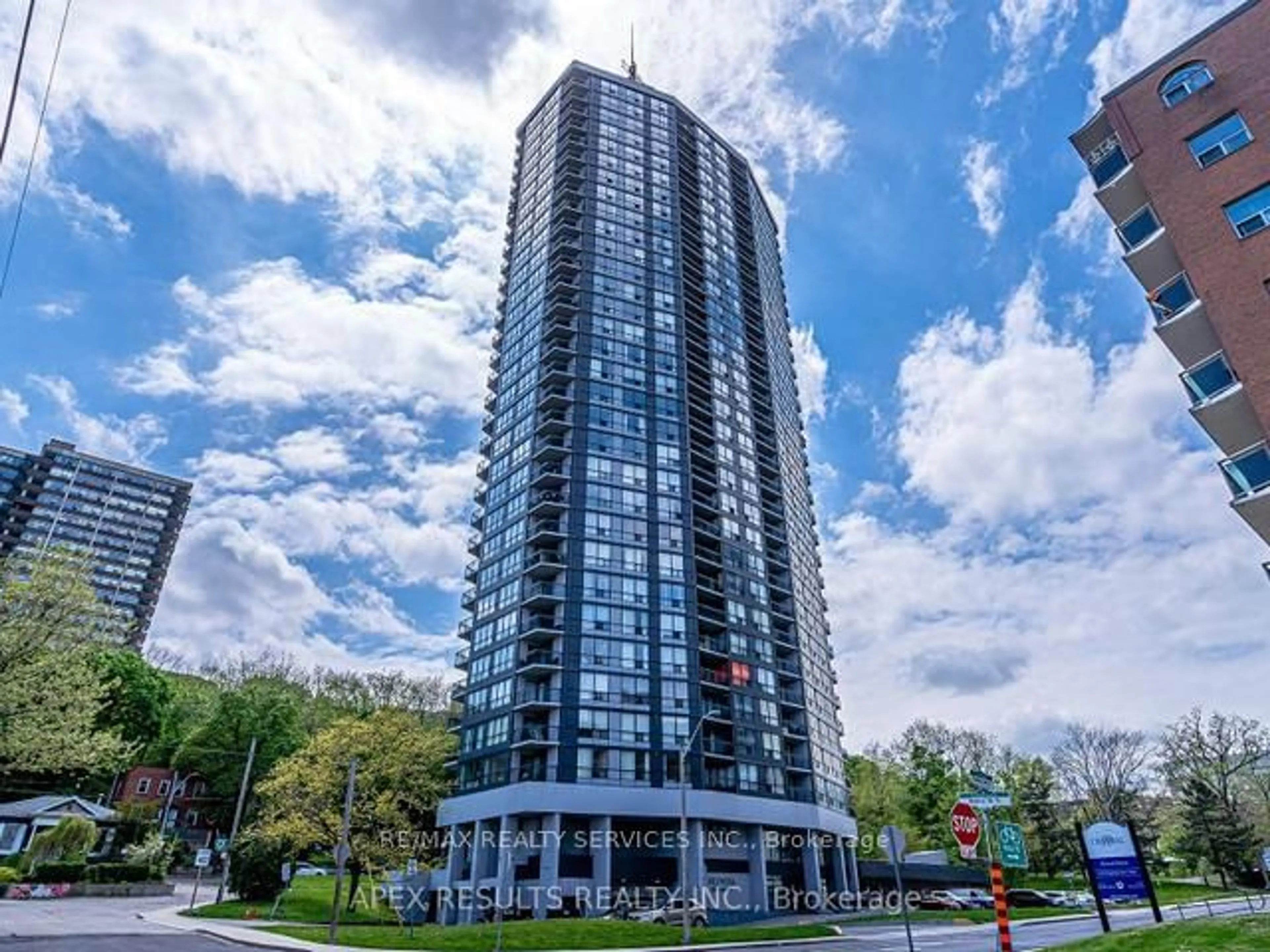 Indoor foyer for 150 Charlton Ave #1507, Hamilton Ontario L8N 3X3