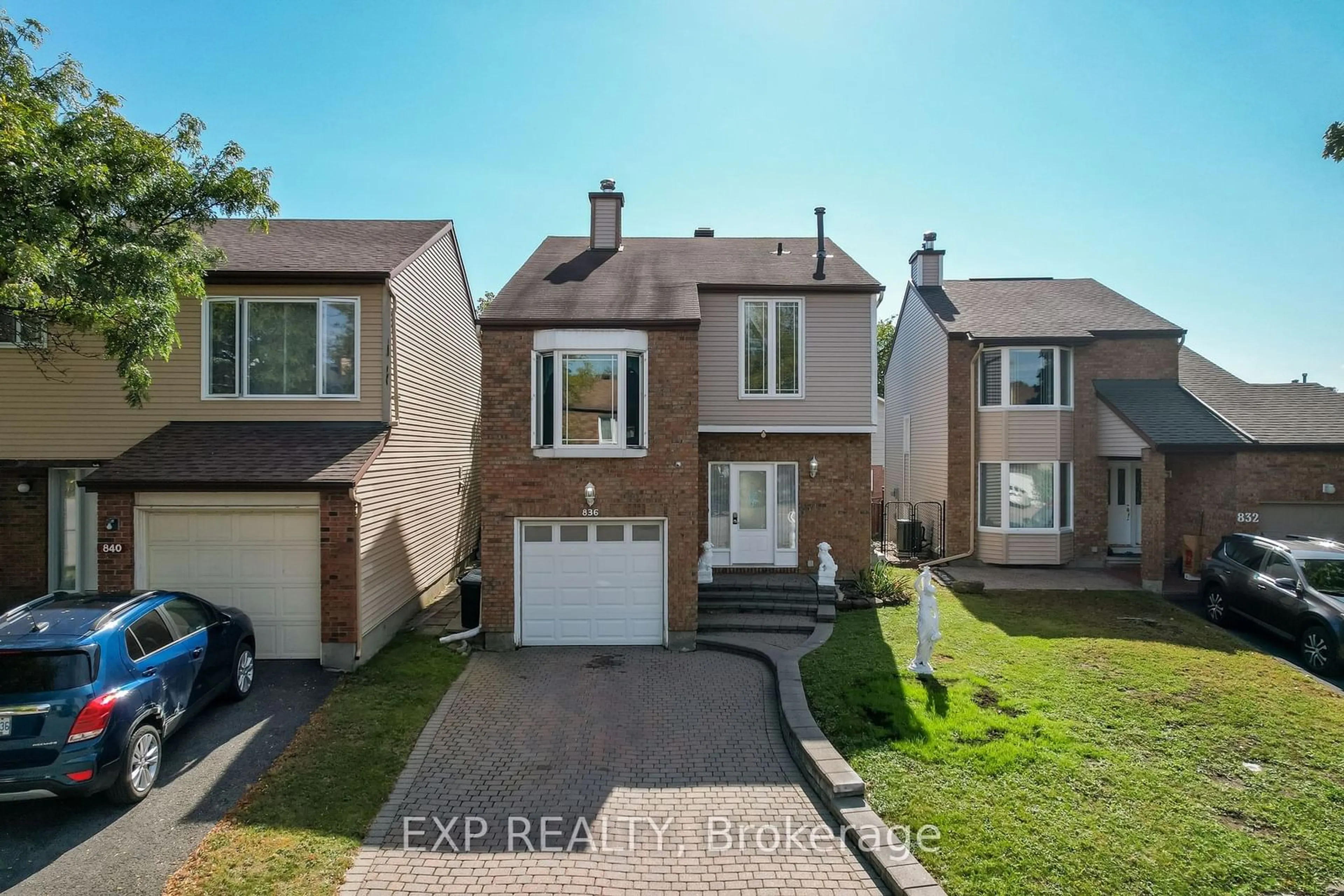 A pic from outside/outdoor area/front of a property/back of a property/a pic from drone, street for 836 TORSA Crt, Britannia Heights - Queensway Terrace N and Area Ontario K2B 8P9