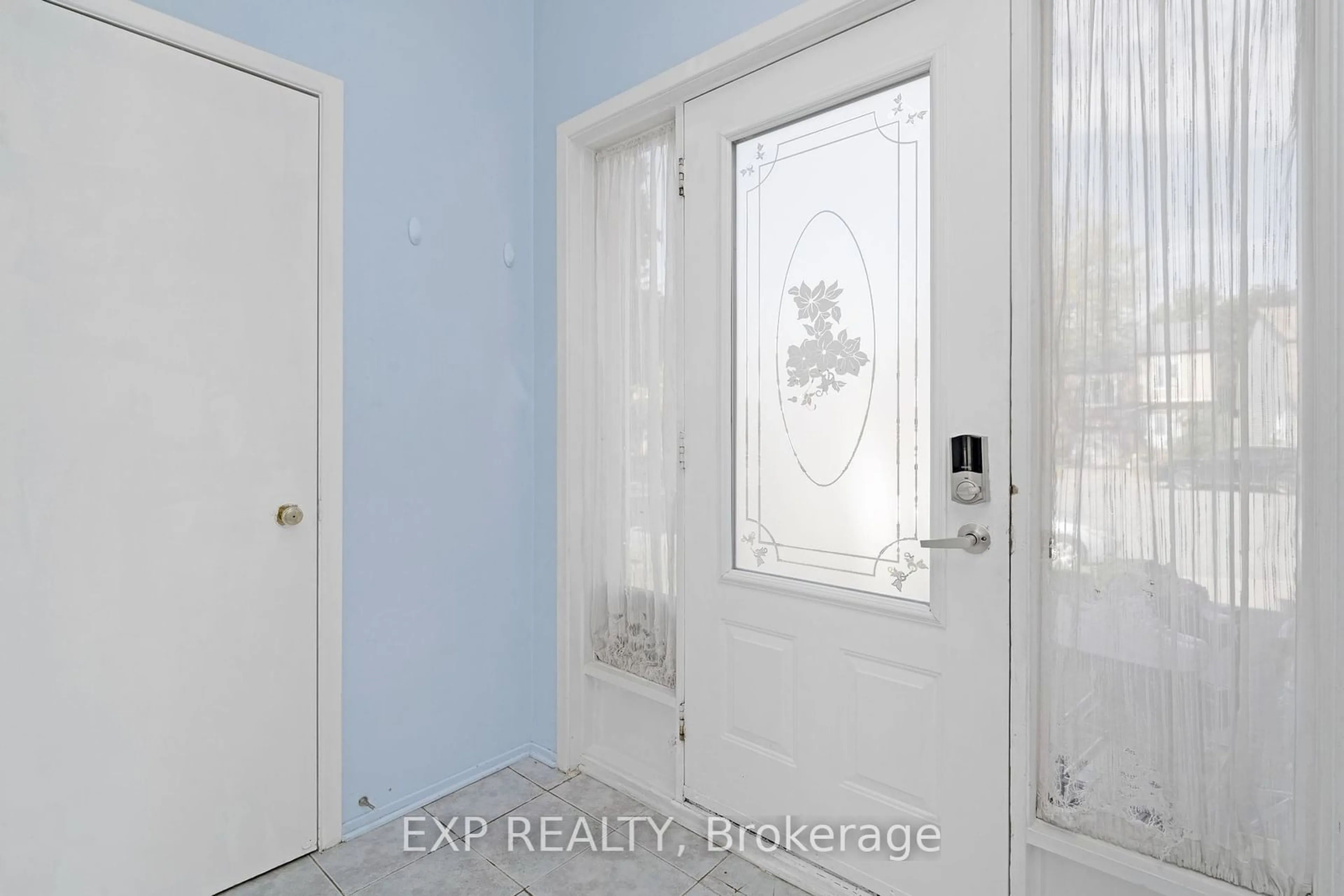 Indoor entryway for 836 TORSA Crt, Britannia Heights - Queensway Terrace N and Area Ontario K2B 8P9