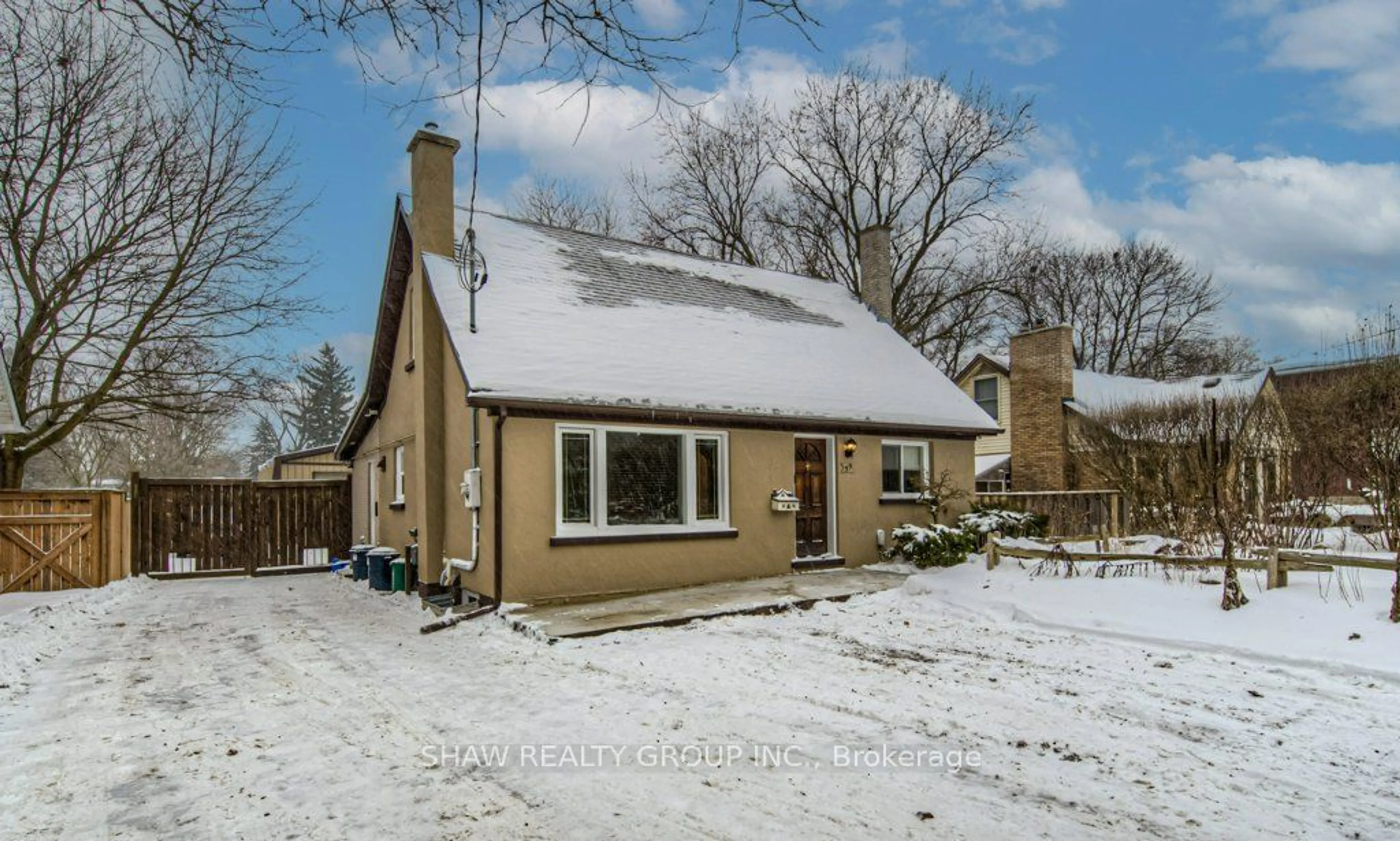 A pic from outside/outdoor area/front of a property/back of a property/a pic from drone, street for 39 Turner Ave, Kitchener Ontario N2B 2C8