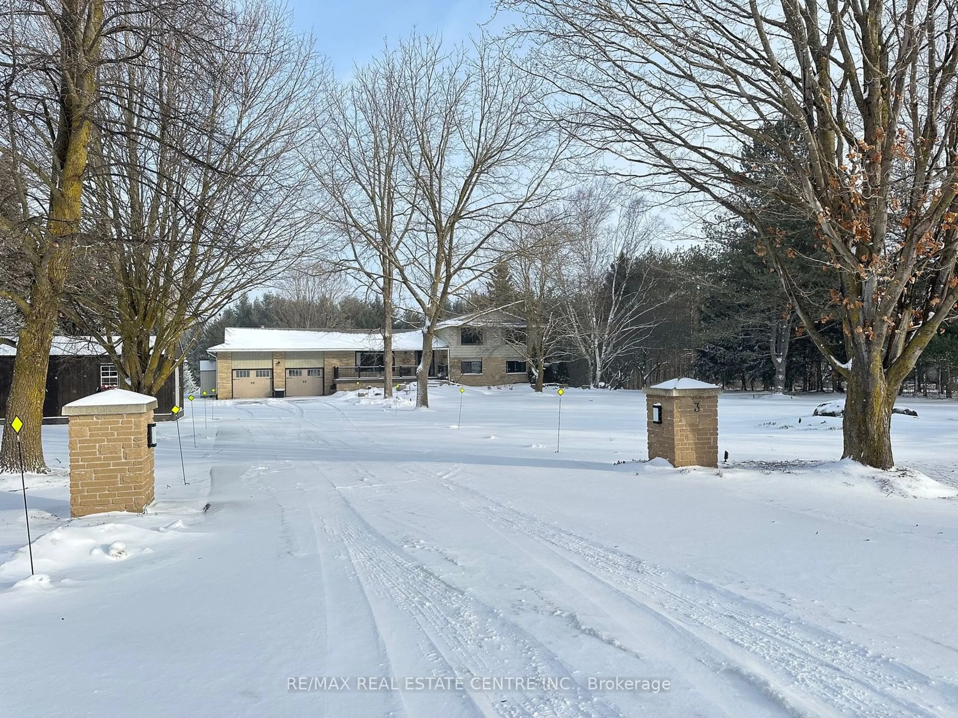 A pic from outside/outdoor area/front of a property/back of a property/a pic from drone, street for 3 Springview Crt, East Garafraxa Ontario L9W 6B5