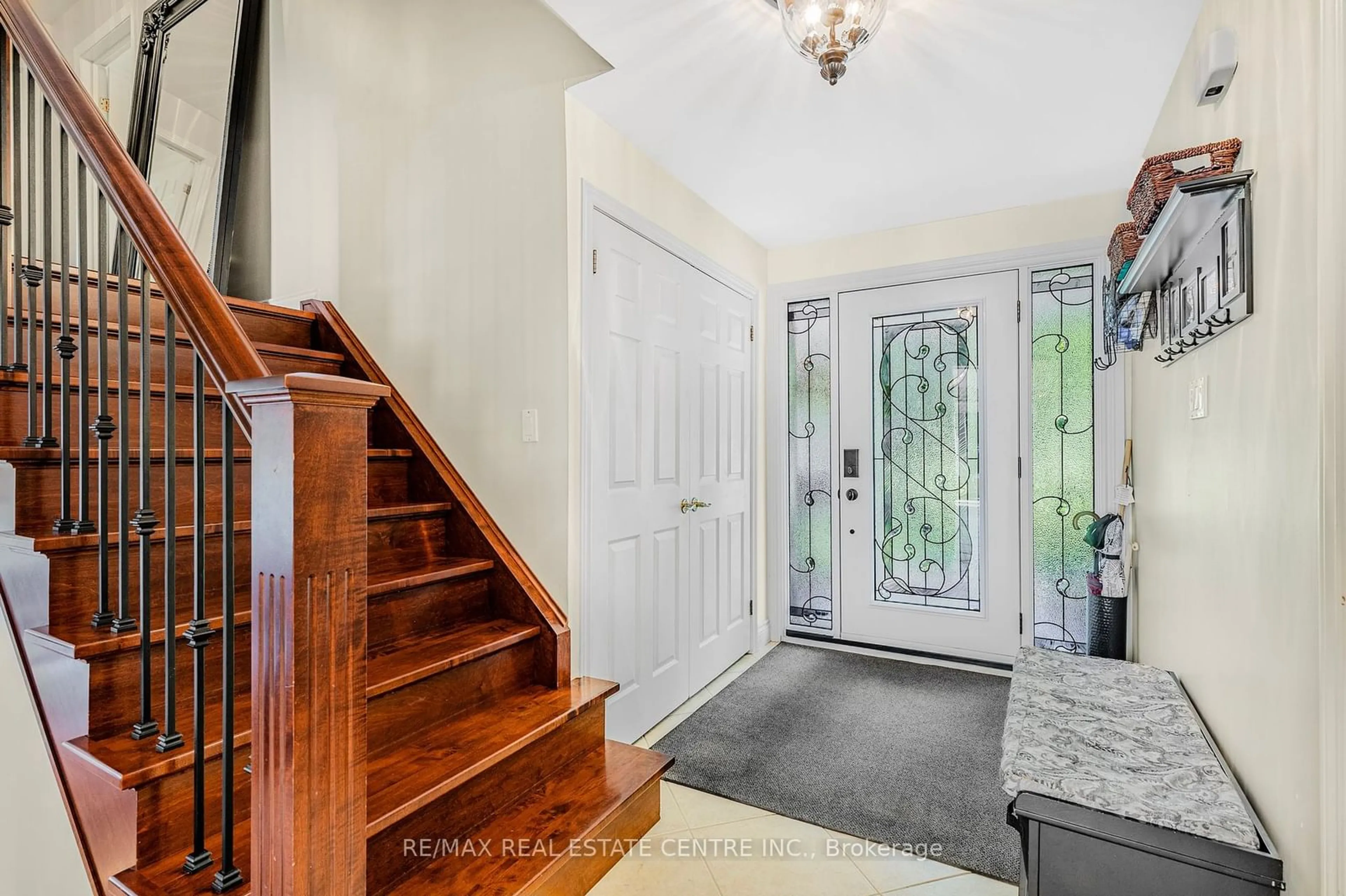 Indoor entryway for 3 Springview Crt, East Garafraxa Ontario L9W 6B5