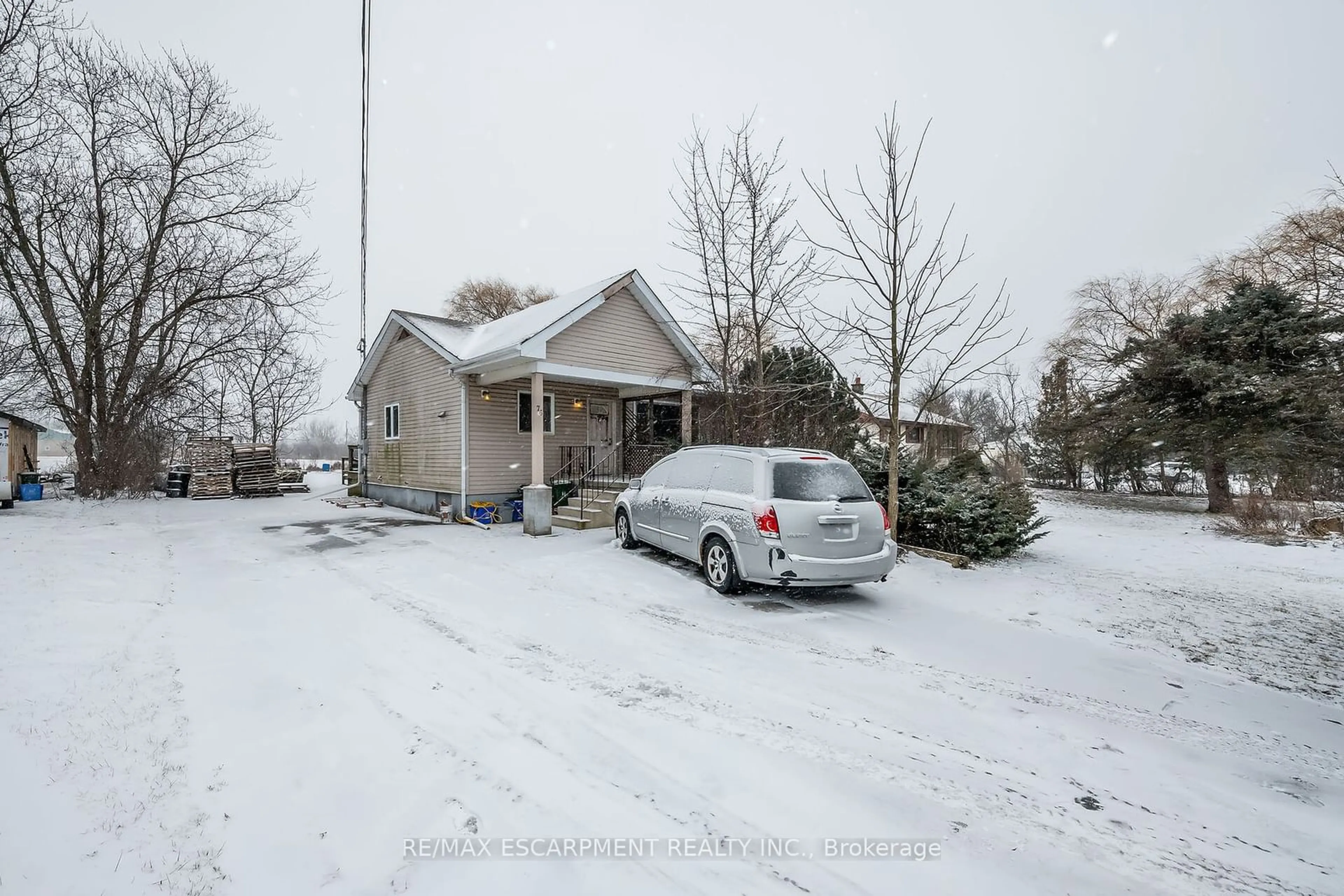 A pic from outside/outdoor area/front of a property/back of a property/a pic from drone, street for 76 Tapleytown Rd, Hamilton Ontario L8J 3J9