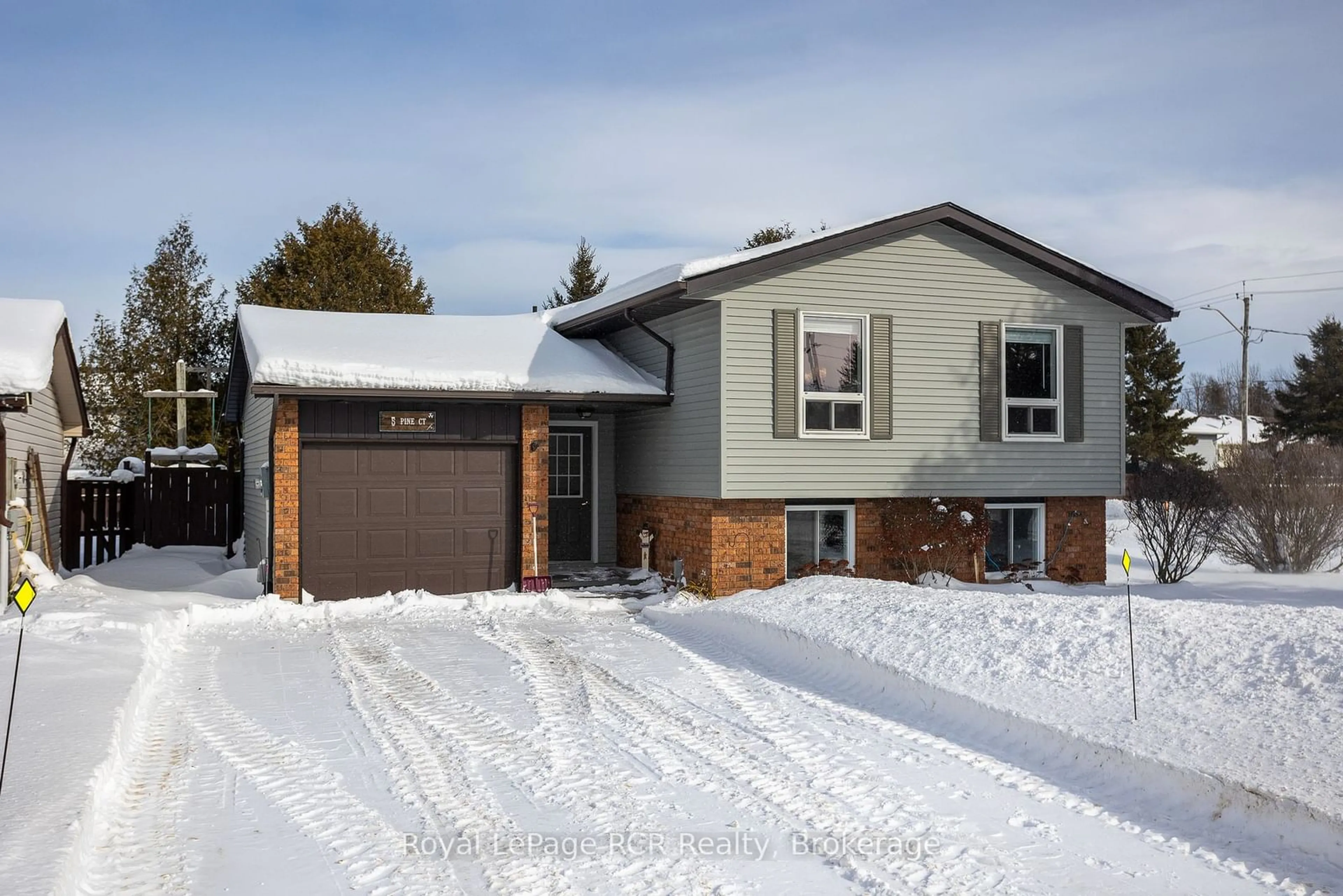 Home with vinyl exterior material, street for 5 Pine Crt, Southgate Ontario N0C 1B0