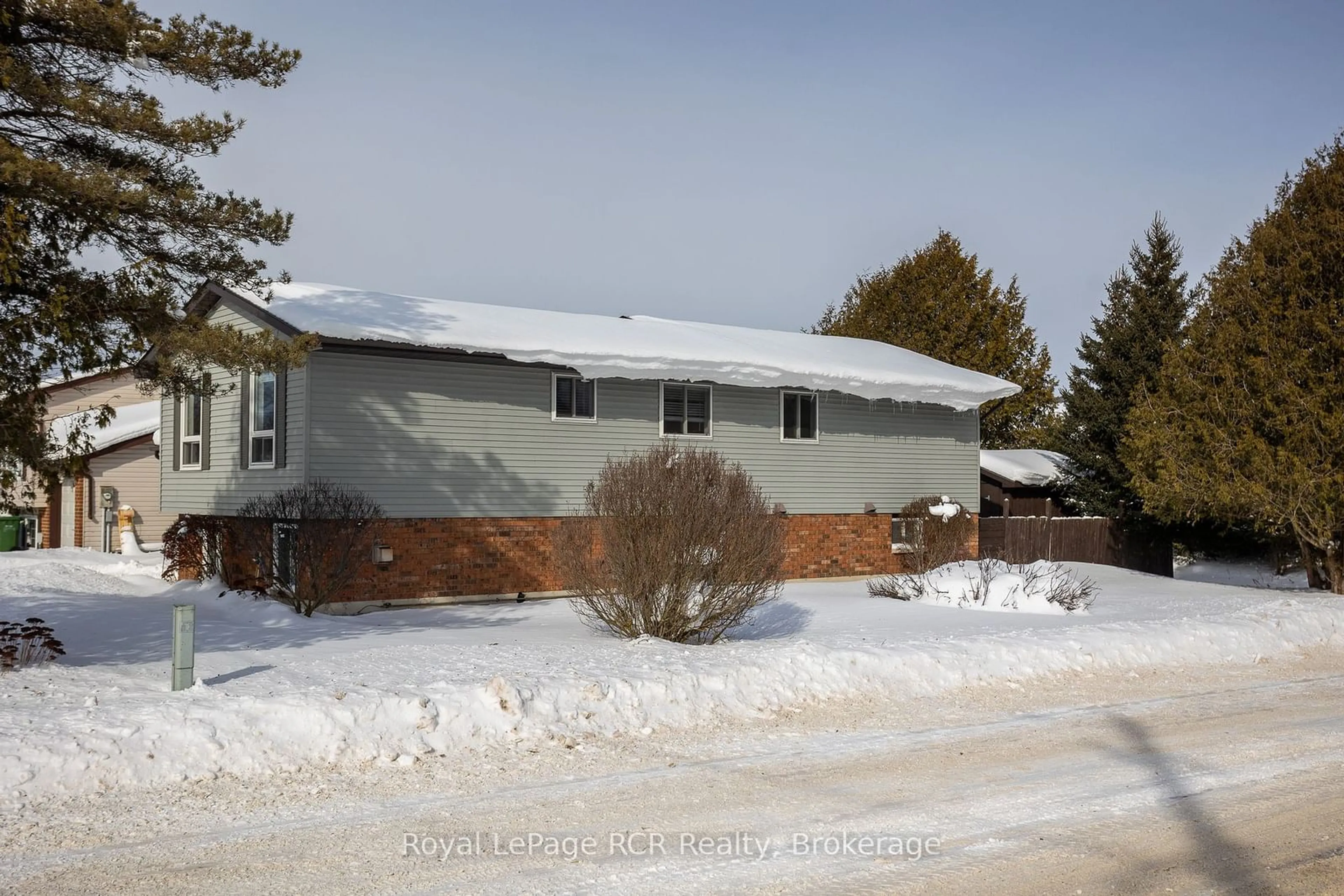 Home with vinyl exterior material, street for 5 Pine Crt, Southgate Ontario N0C 1B0