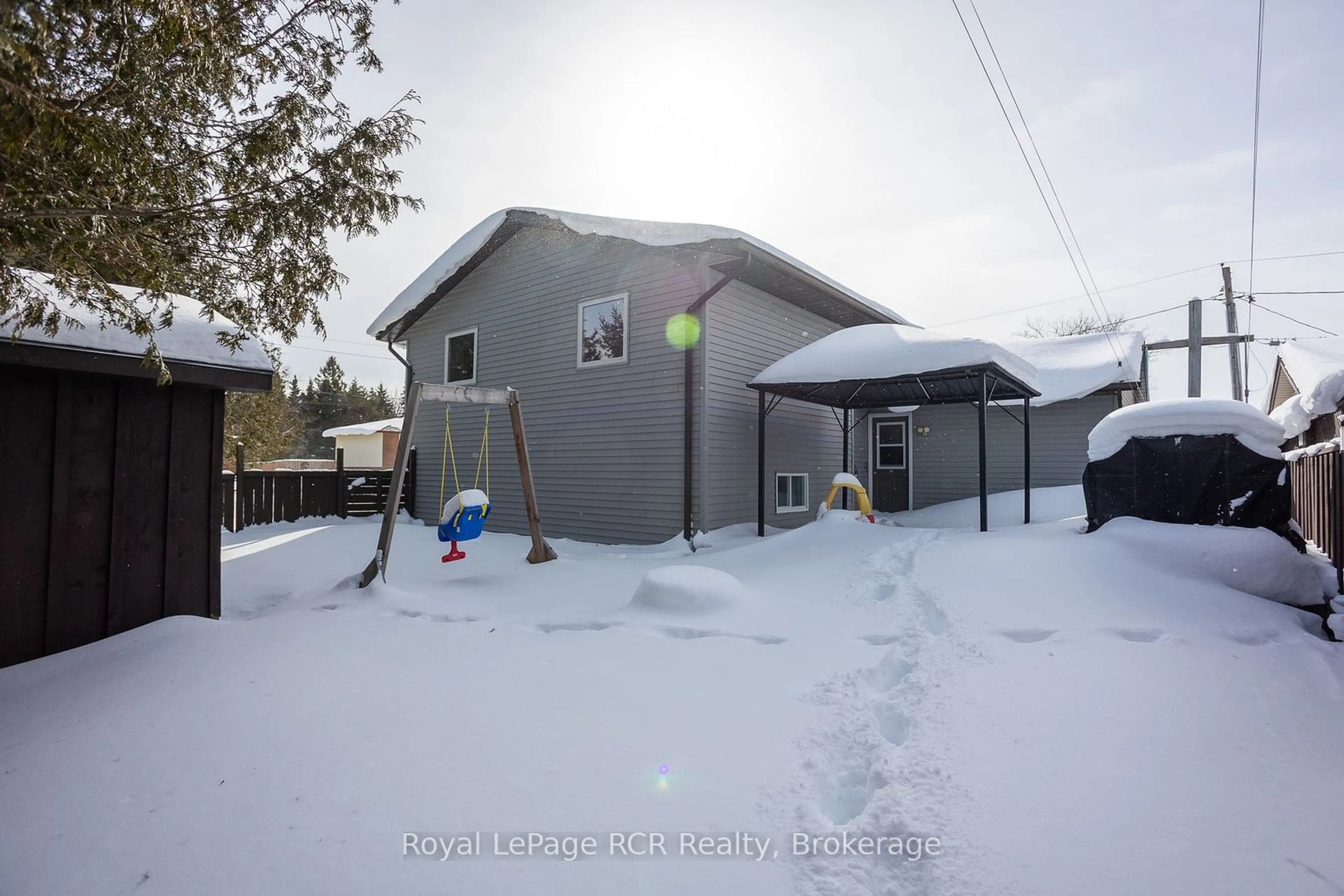 A pic from outside/outdoor area/front of a property/back of a property/a pic from drone, street for 5 Pine Crt, Southgate Ontario N0C 1B0