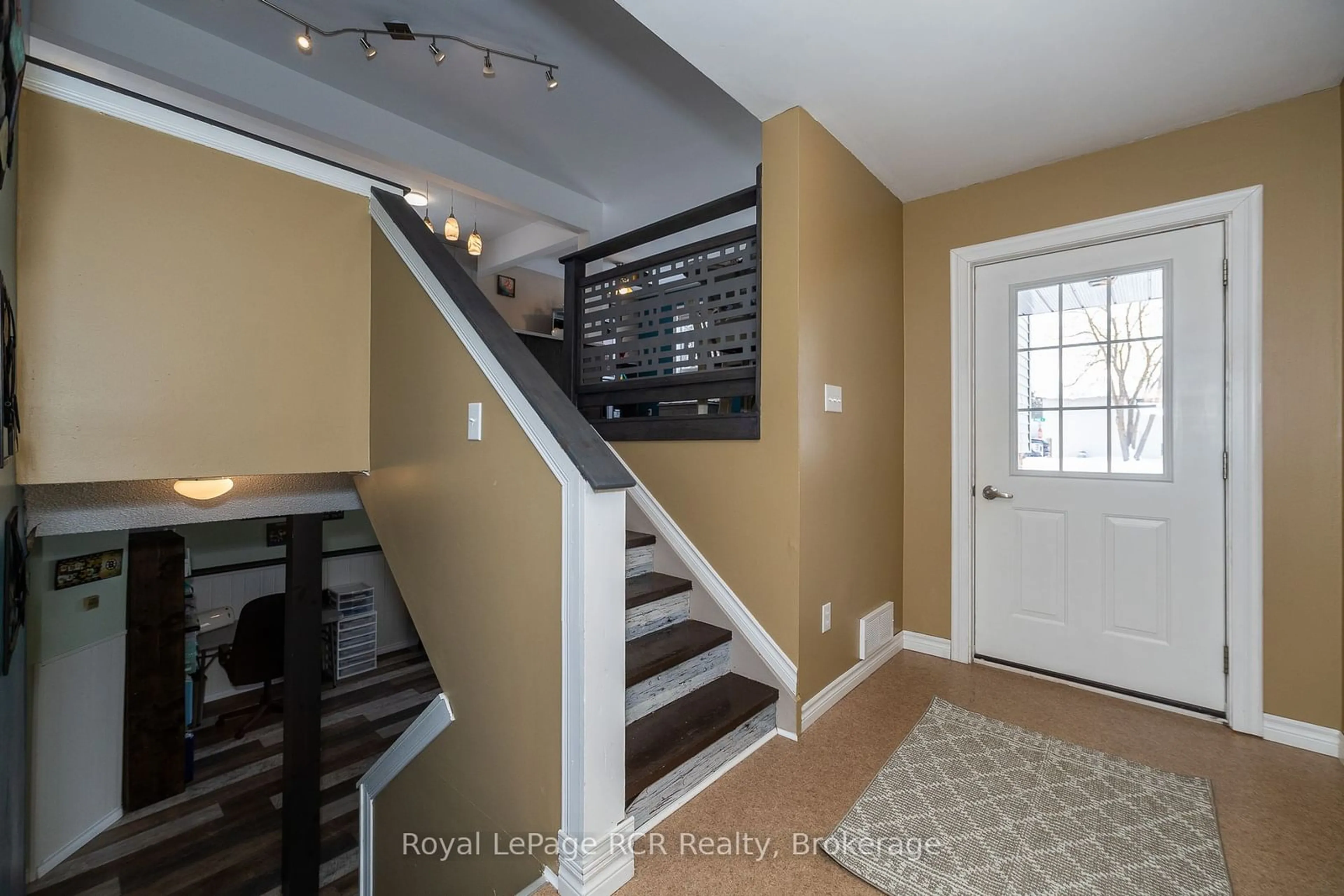 Indoor entryway for 5 Pine Crt, Southgate Ontario N0C 1B0