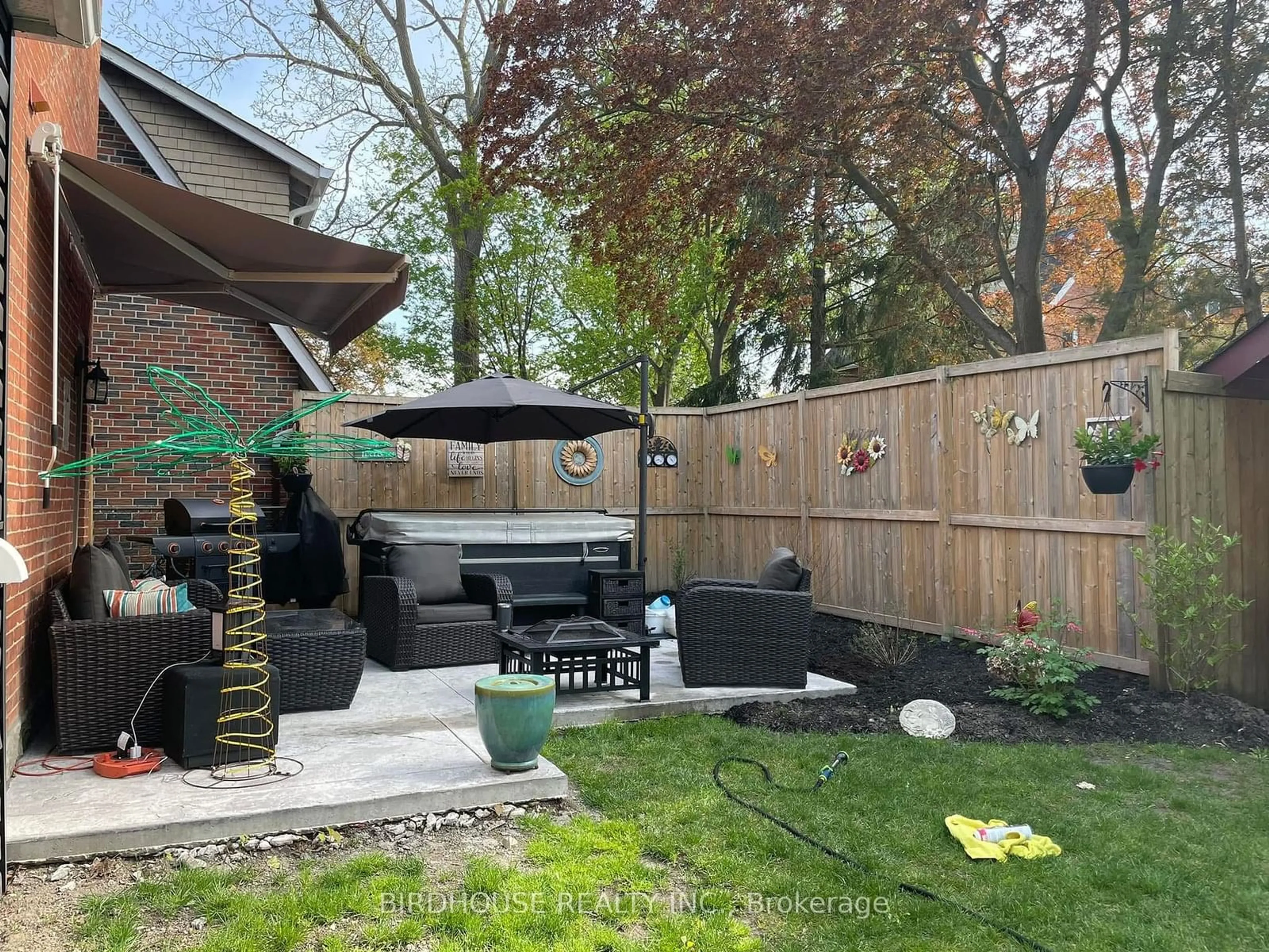 Patio, street for 21 Sussex St, Kawartha Lakes Ontario K9V 4H3