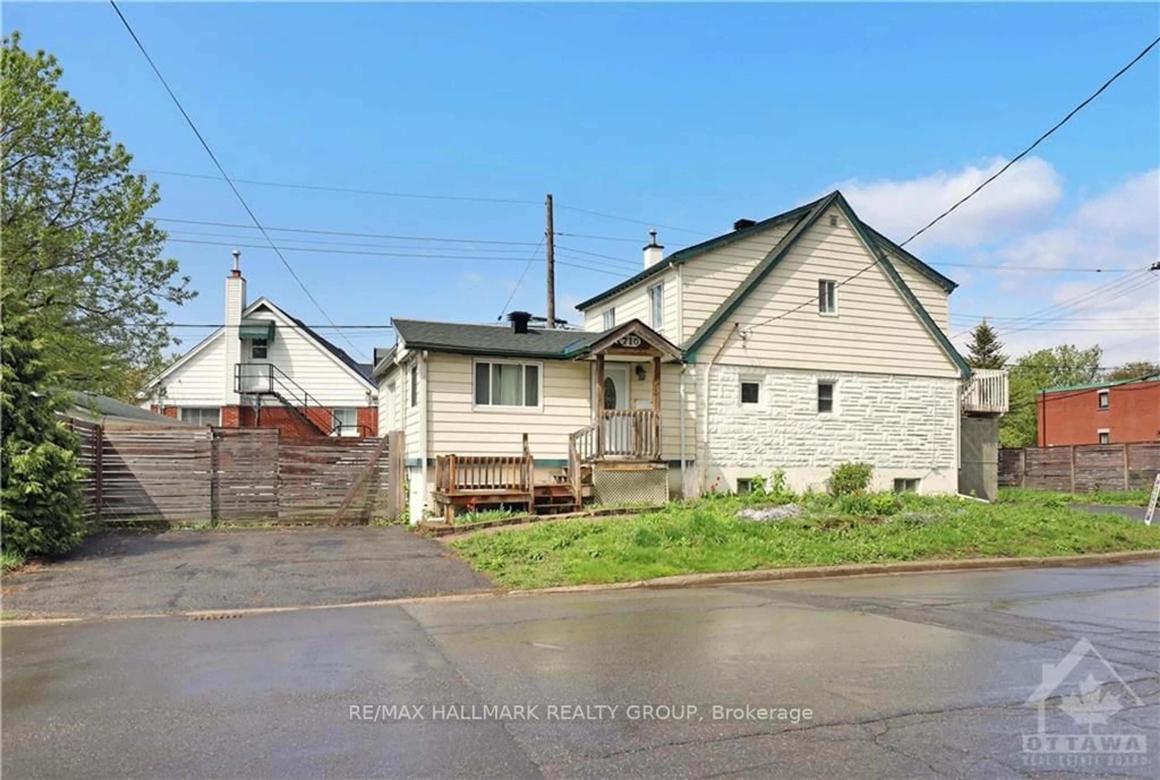 A pic from outside/outdoor area/front of a property/back of a property/a pic from drone, street for 710 De L'Eglise St, Vanier and Kingsview Park Ontario K1K 3K4