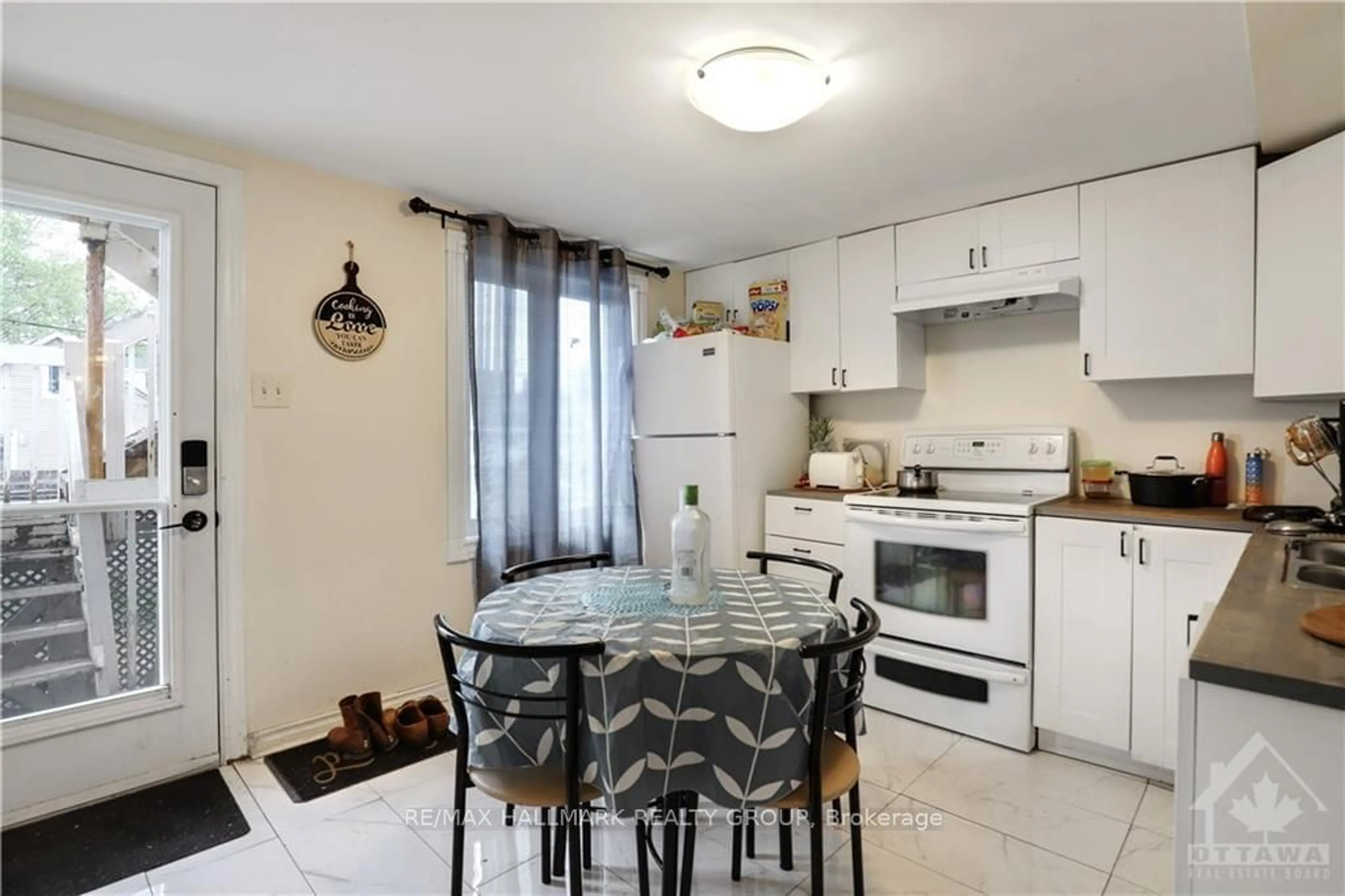 Standard kitchen, unknown for 710 De L'Eglise St, Vanier and Kingsview Park Ontario K1K 3K4