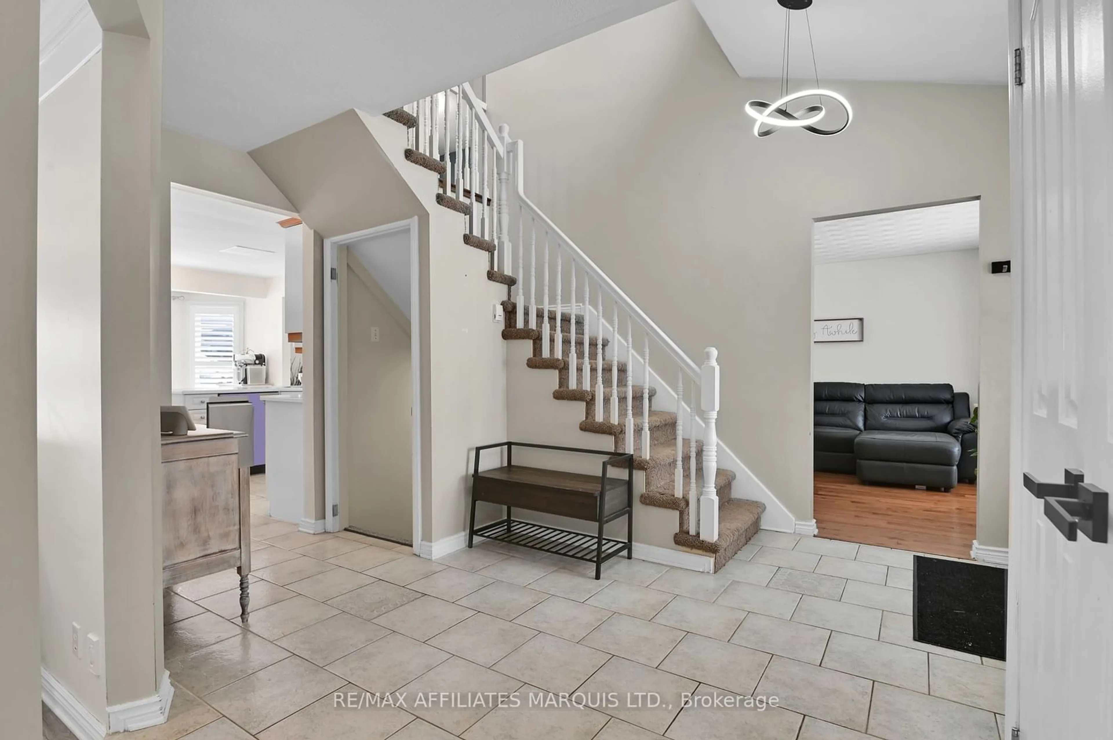 Indoor entryway for 867 Chelsea Cres, Cornwall Ontario K6H 6Y6