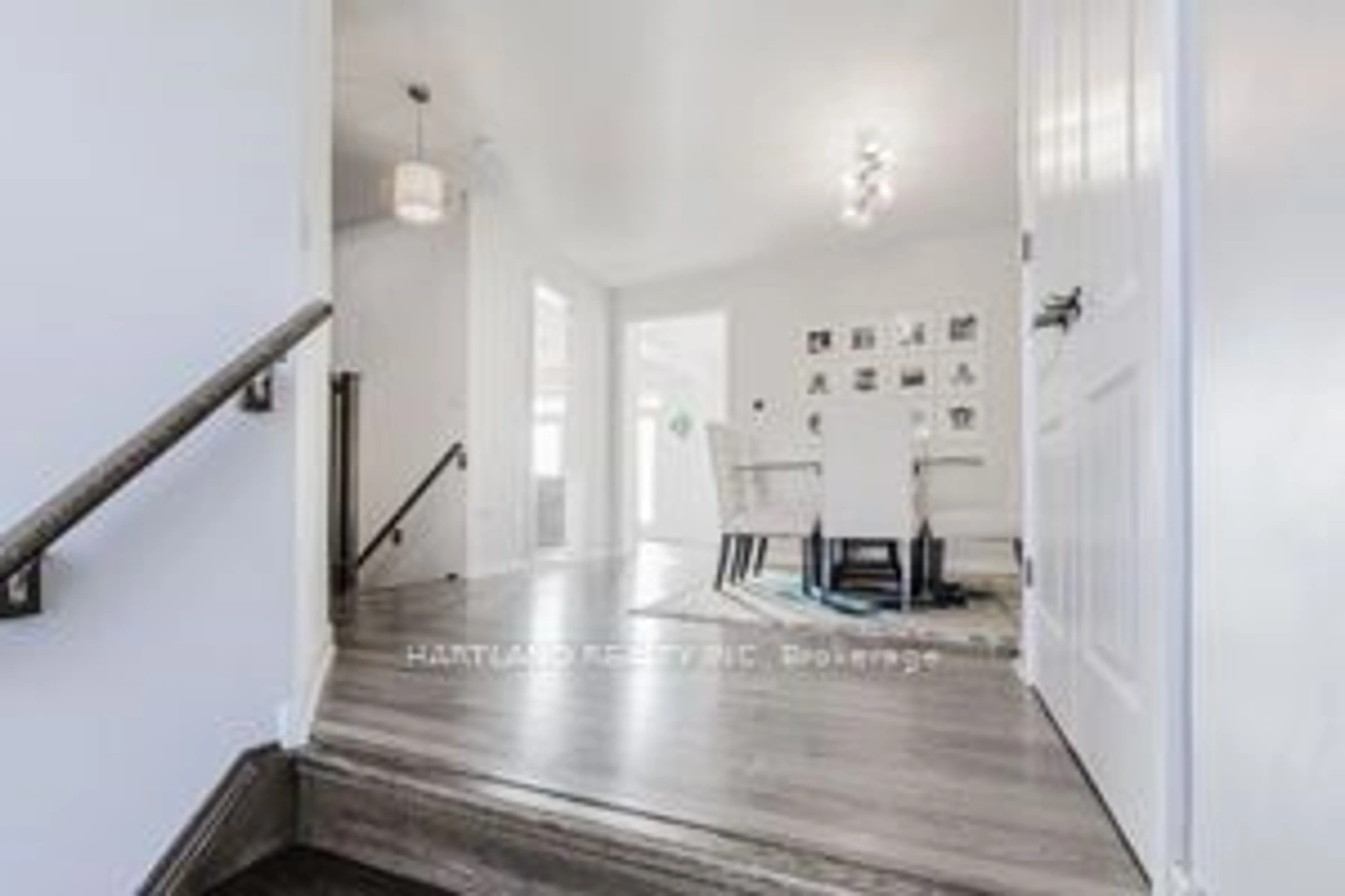 Indoor entryway for 40 ALDGATE Ave, Hamilton Ontario L8J 0H9