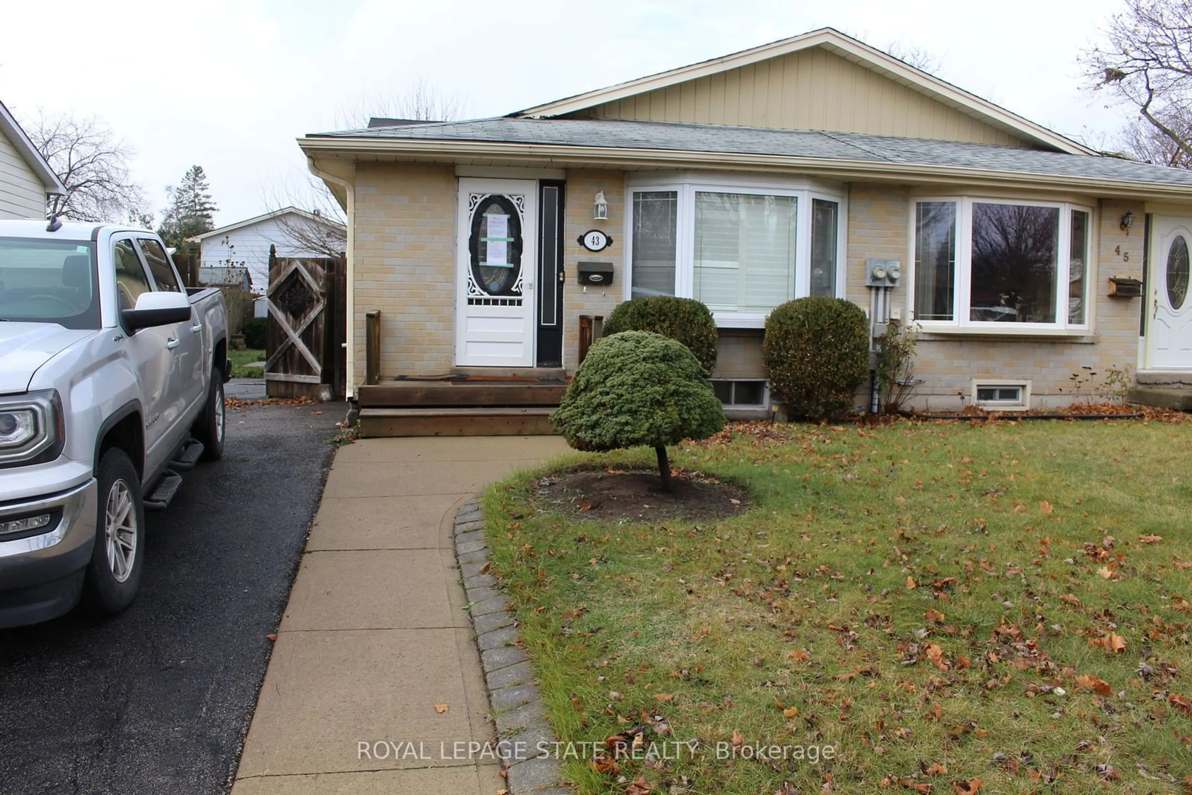 Home with vinyl exterior material, street for 43 Inverness St, Brantford Ontario N3V 1A9